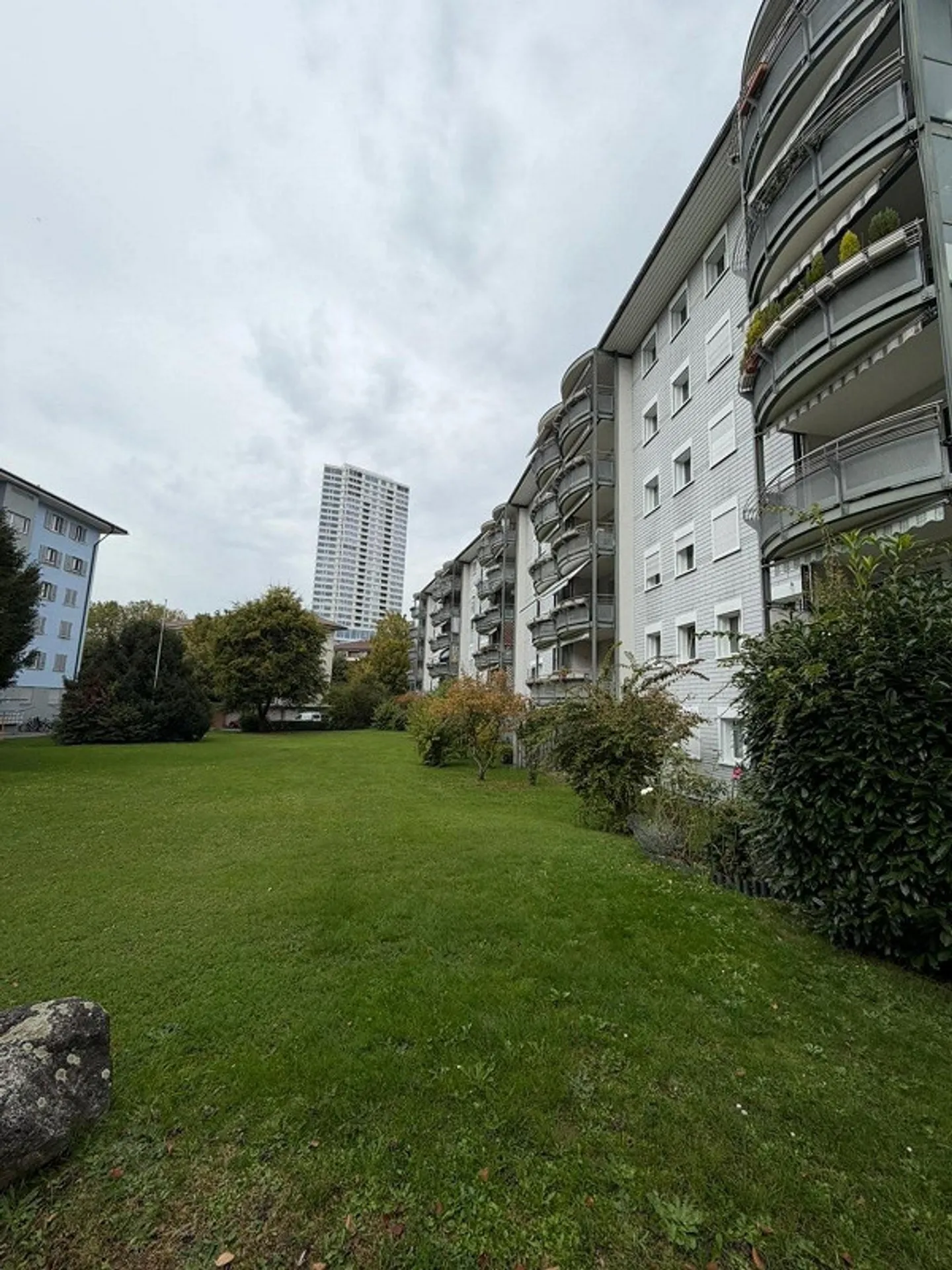 Appartement 4.5 pièces avec balcon, ascenseur et place de parking à Ostermundigen - Photo 1 sur 6