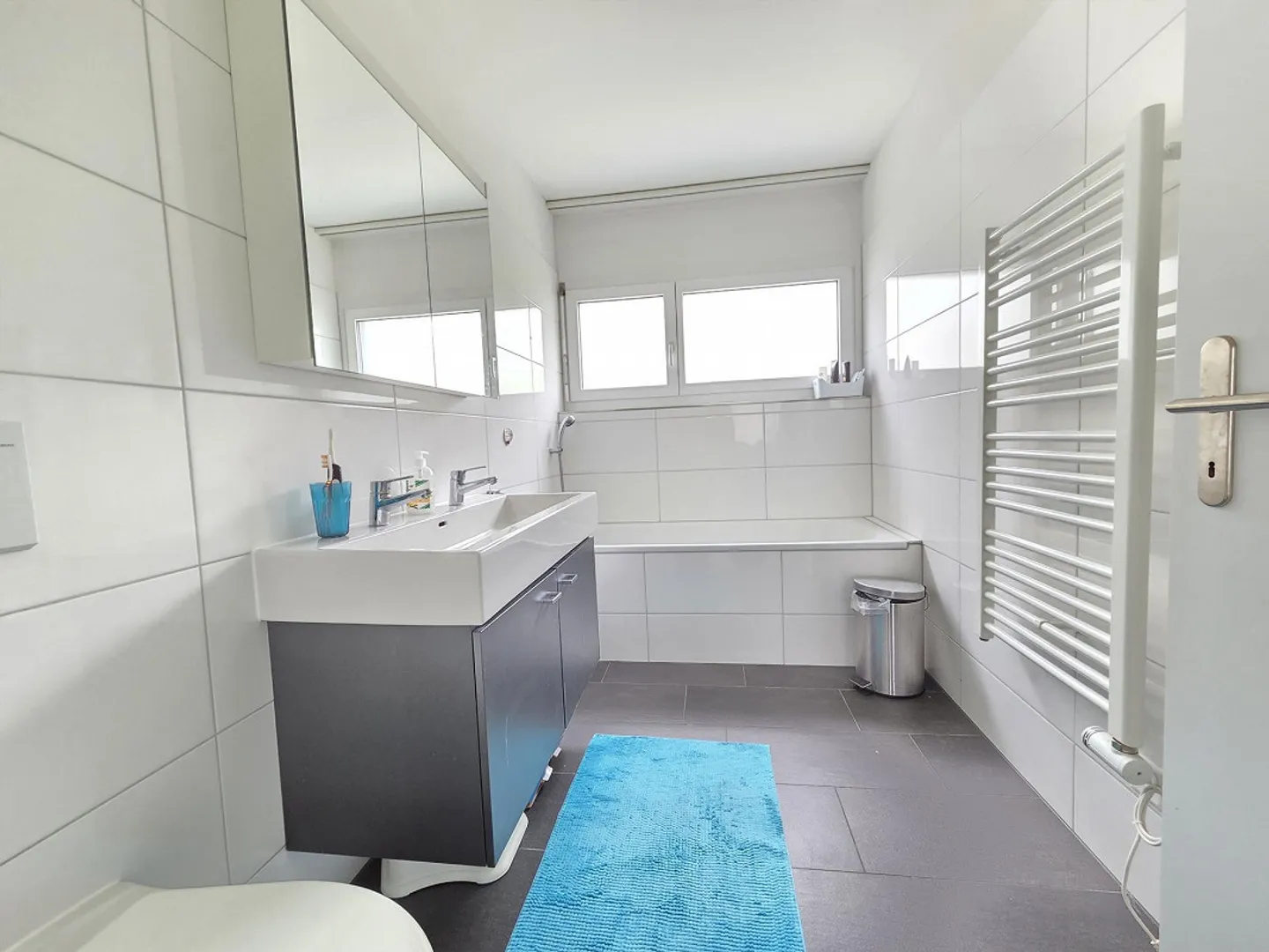 Appartement lumineux avec vue lointaine - Photo 2 sur 12