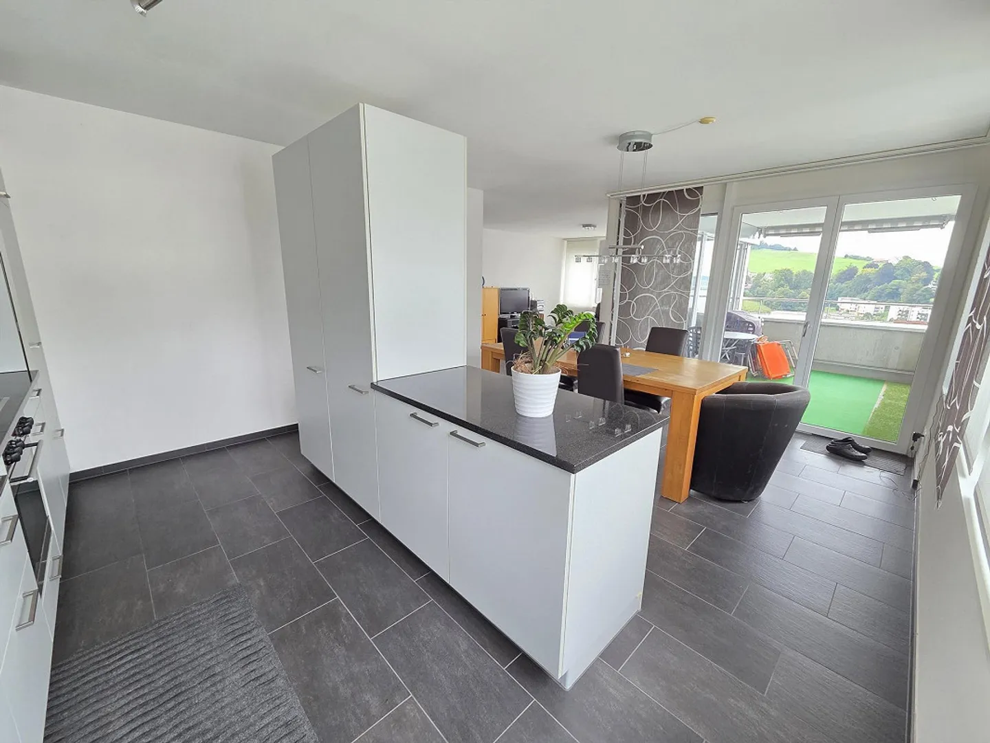 Appartement lumineux avec vue lointaine - Photo 4 sur 12