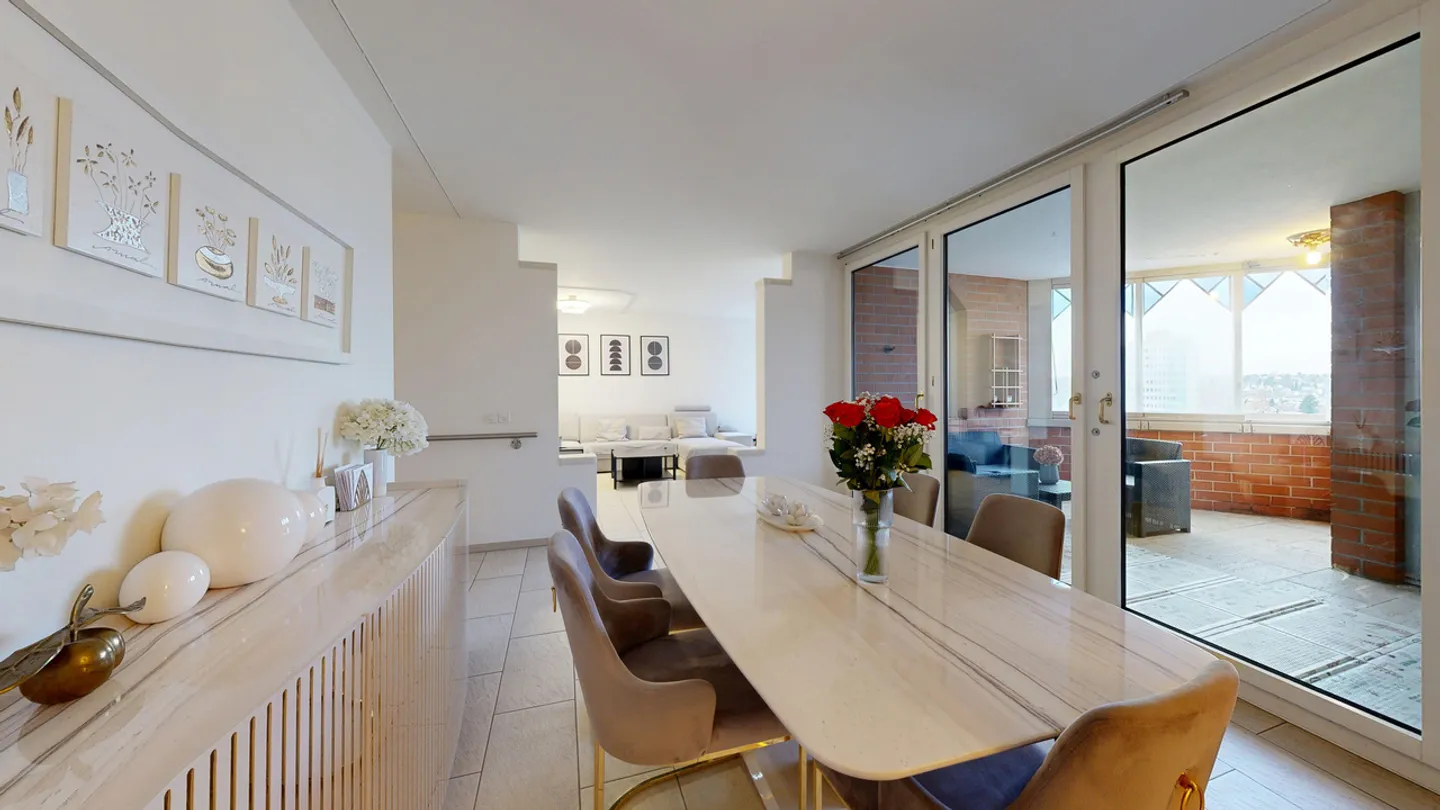 Spacious 3.5-room apartment with a panoramic view and parking space - Photo 1 of 17