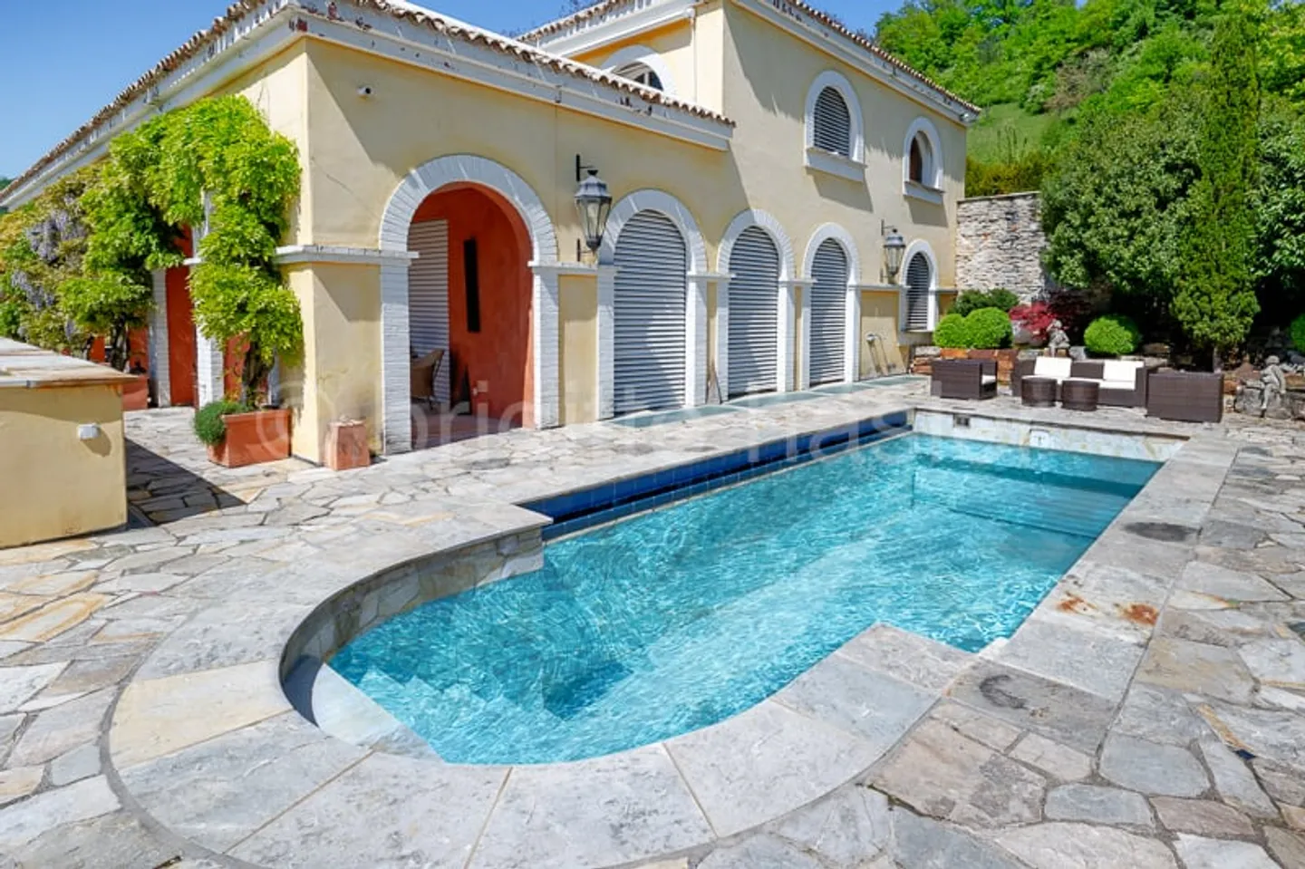 12-Zi-Villa mit aussergewöhnlichem Flair und Wohnambiente an begehrter Südhanglage an der Sonnhalde - Foto 2 von 5