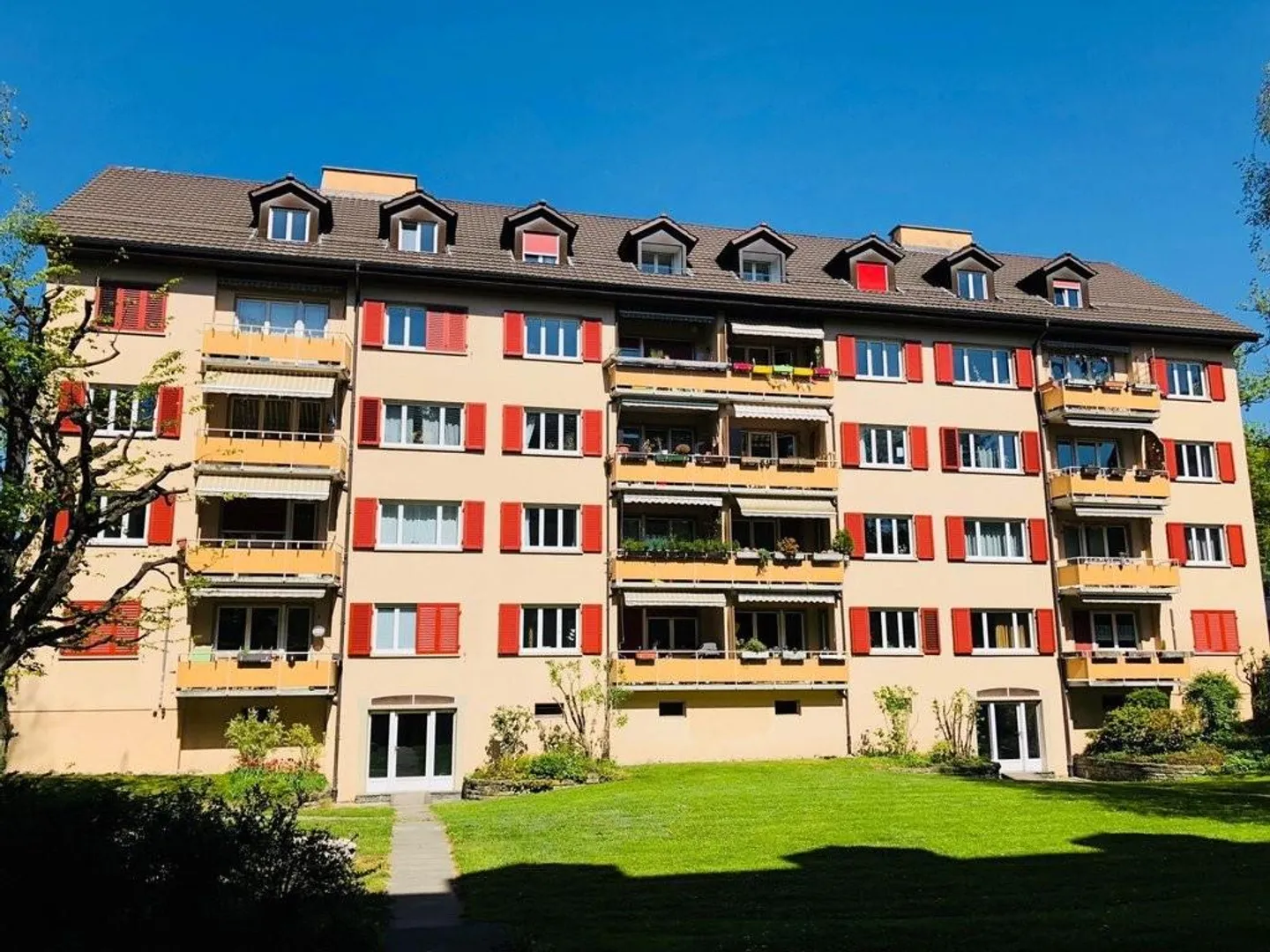 situé au centre dans un quartier verdoyant - Photo 1 sur 10