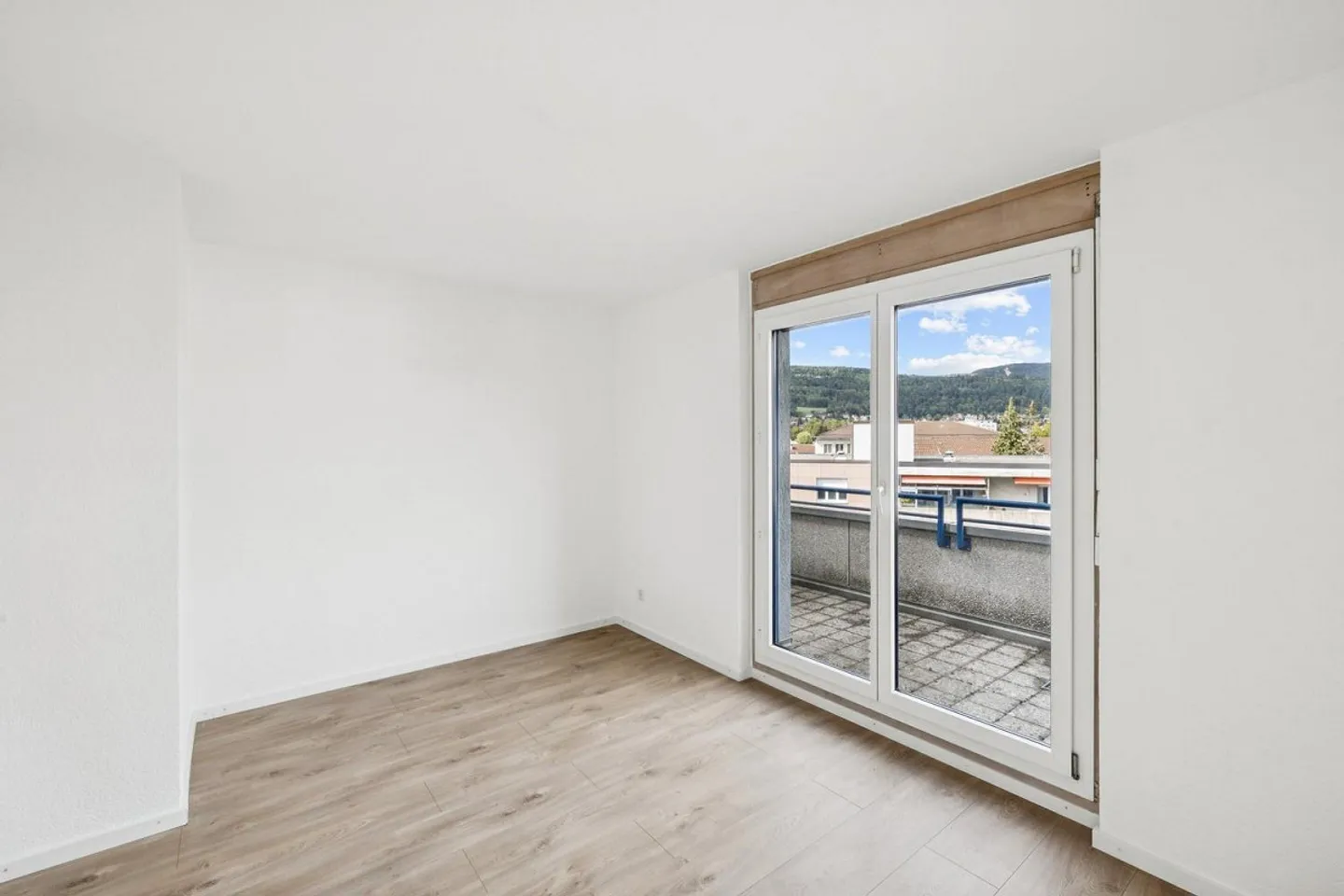 Appartamento 4.5 stanze recentemente ristrutturato con comfort moderno e balcone soleggiato - Foto 3 di 10