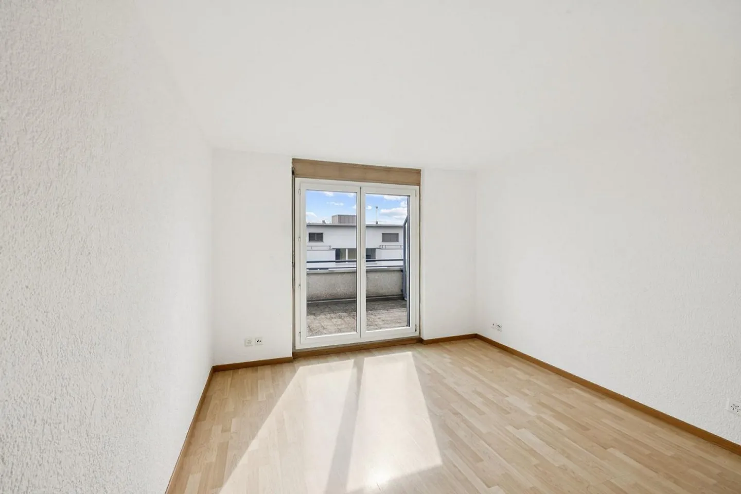 Appartamento 4.5 stanze recentemente ristrutturato con comfort moderno e balcone soleggiato - Foto 4 di 10