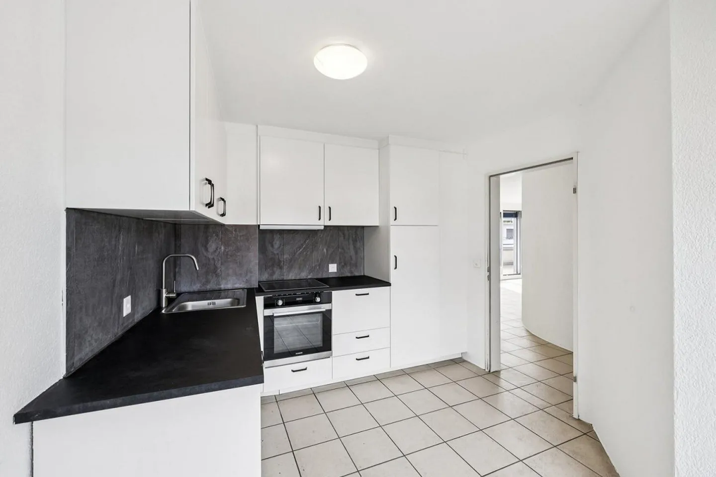 Appartamento 4.5 stanze recentemente ristrutturato con comfort moderno e balcone soleggiato - Foto 2 di 10