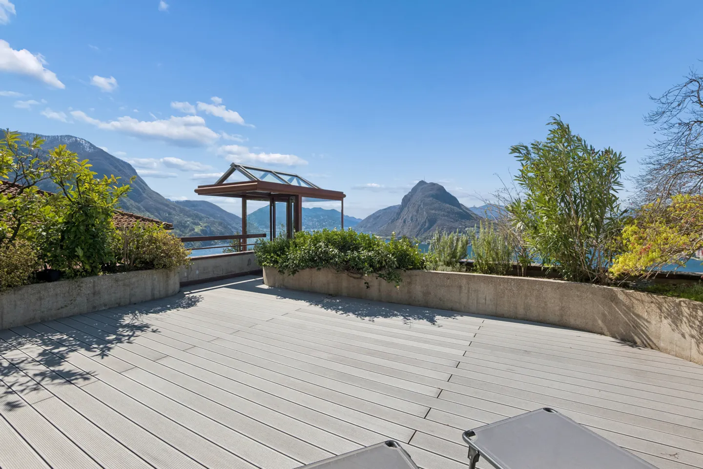 Luxury Apartment with Lake View - Photo 12 of 14