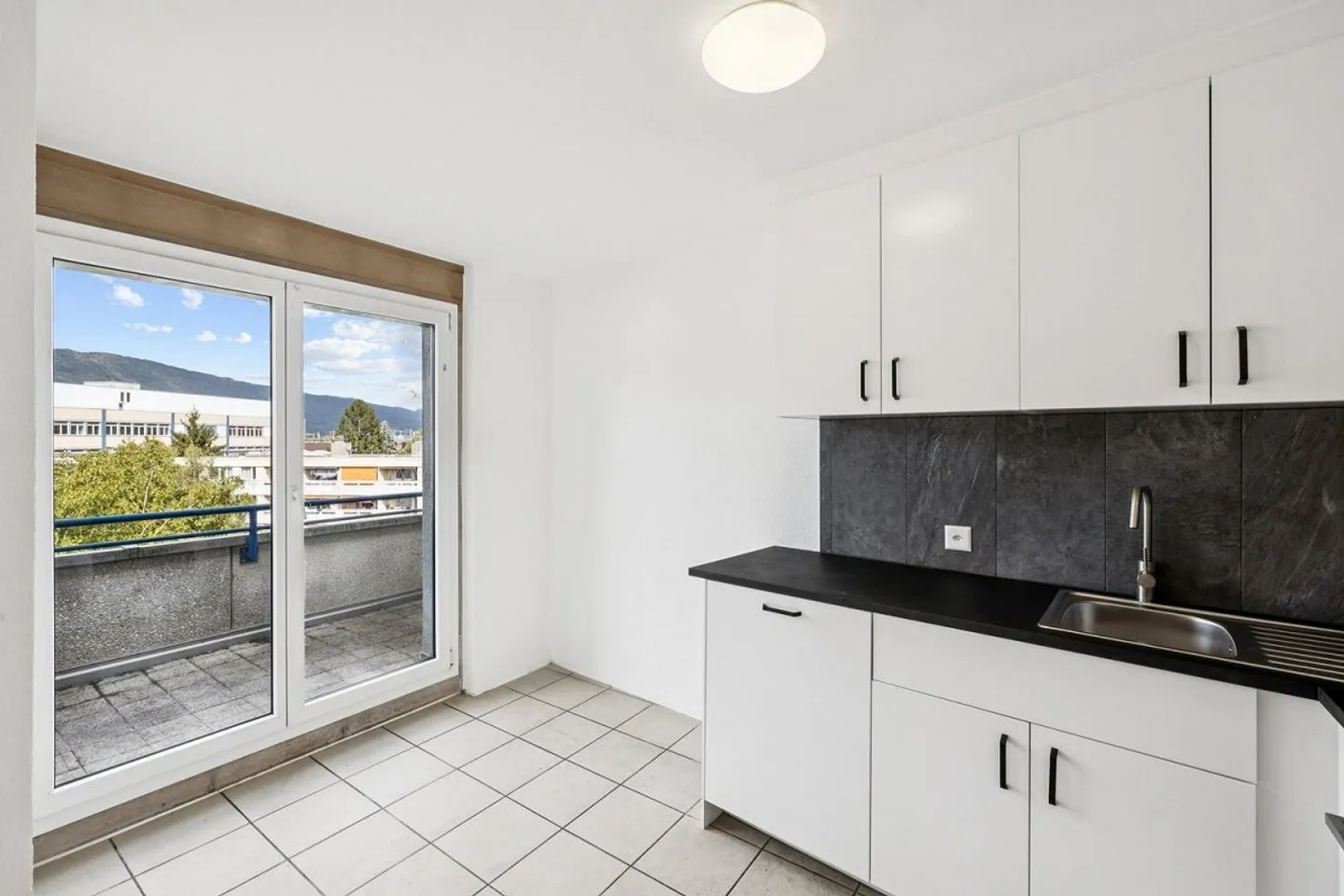 Appartamento 4.5 stanze recentemente ristrutturato con comfort moderno e balcone soleggiato - Foto 6 di 10