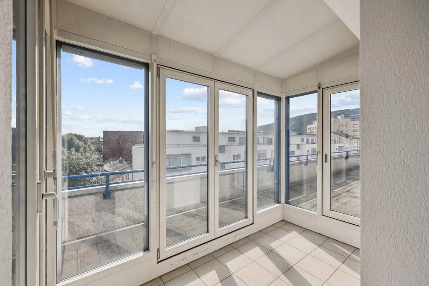 Appartamento 4.5 stanze recentemente ristrutturato con comfort moderno e balcone soleggiato - Foto 9 di 10