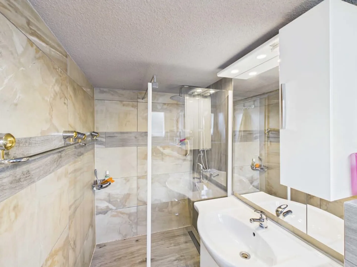 Geräumiges 6,5-Zimmer-Haus mit unabhängiger 3,5-Zimmer-Wohnung - Foto 11 von 13