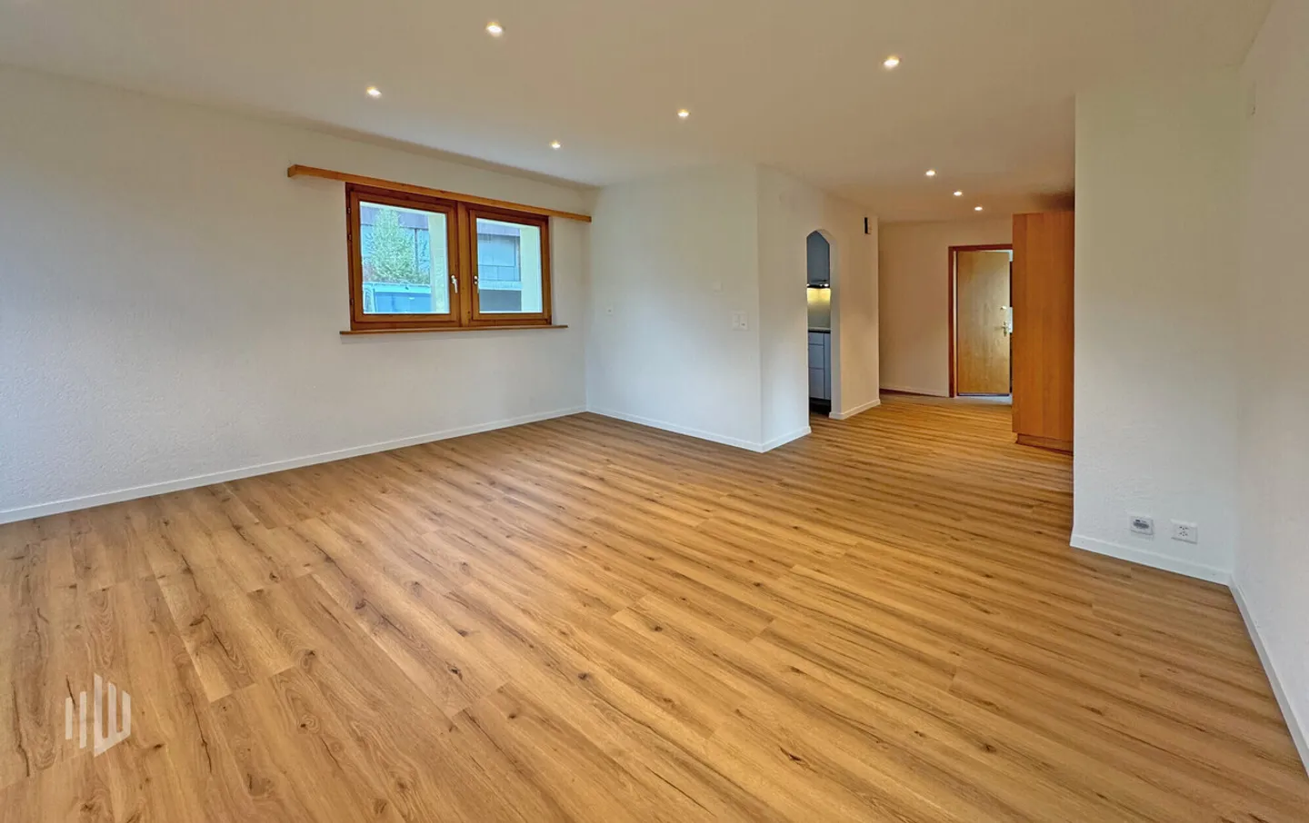 ImmoWyss - Appartement rénové de 3,5 pièces au rez-de-chaussée avec coin salon dans le jardin - Photo 3 sur 11