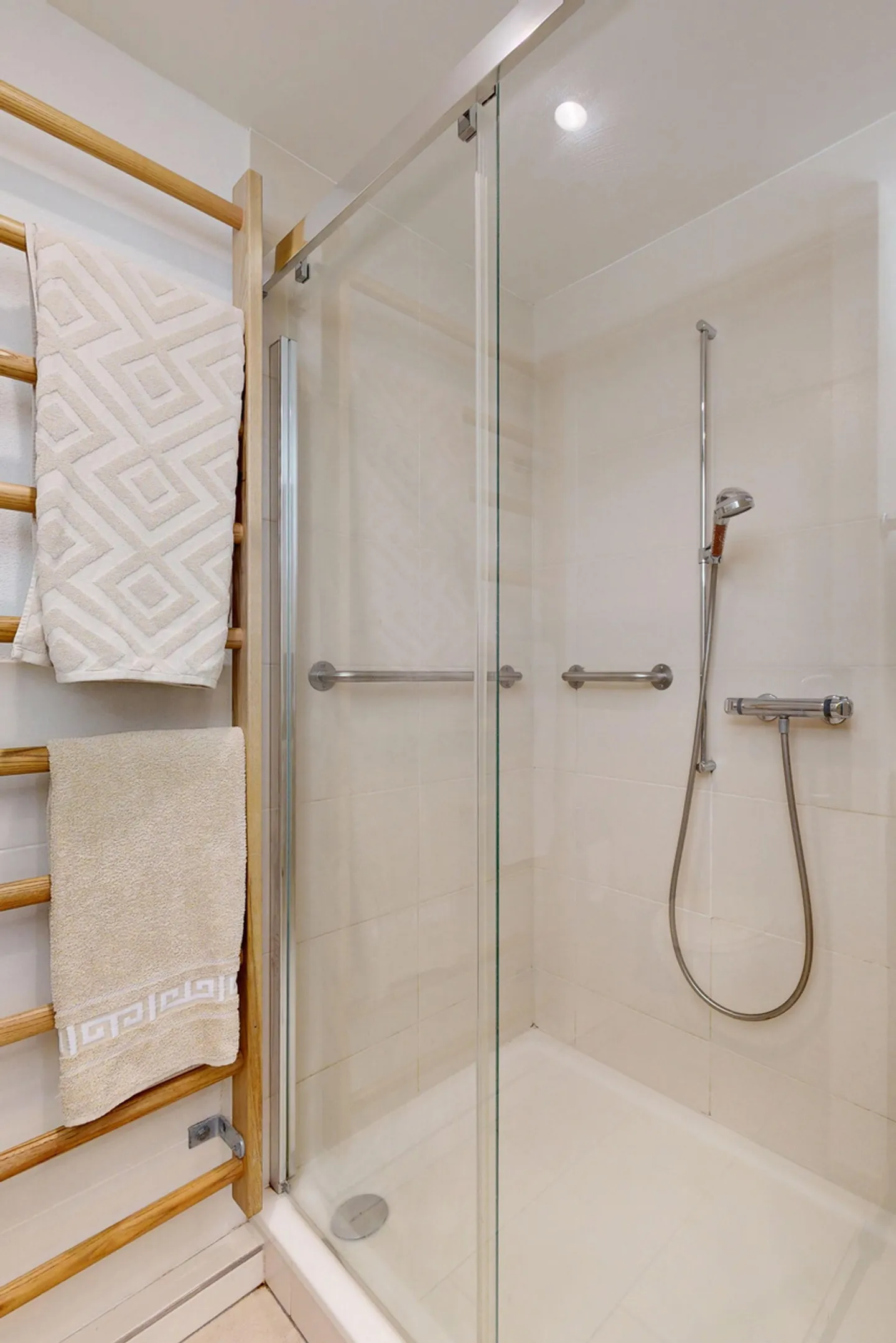 Spacious 3.5-room apartment with a panoramic view and parking space - Photo 11 of 17