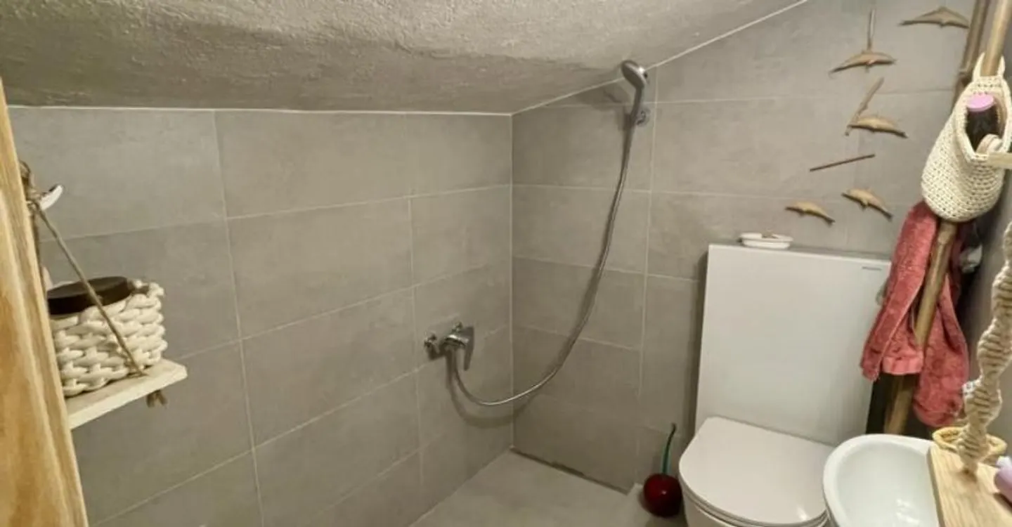 Charmante renovierte 2,5-Zimmer-Dachgeschosswohnung mit Garten in Icogne, 10 Minuten von Crans-Montana entfernt - Foto 8 von 9