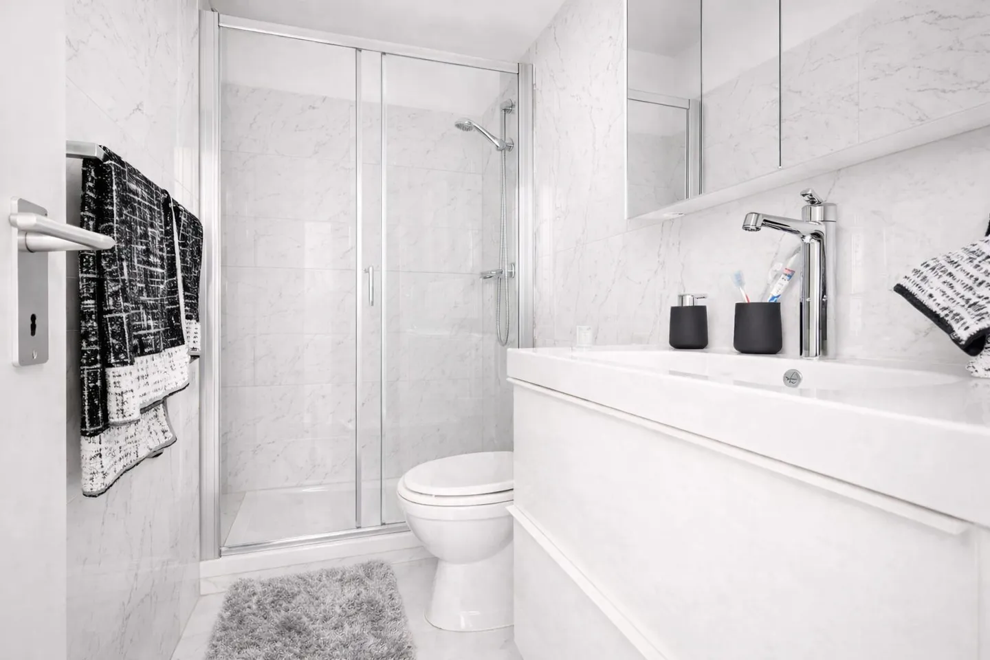 Monolocale luminoso con balcone - Foto 3 di 5