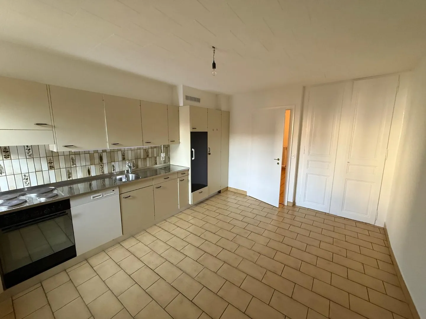 Appartamento con 5,5 stanze al 1° piano con cantina - Foto 4 di 8