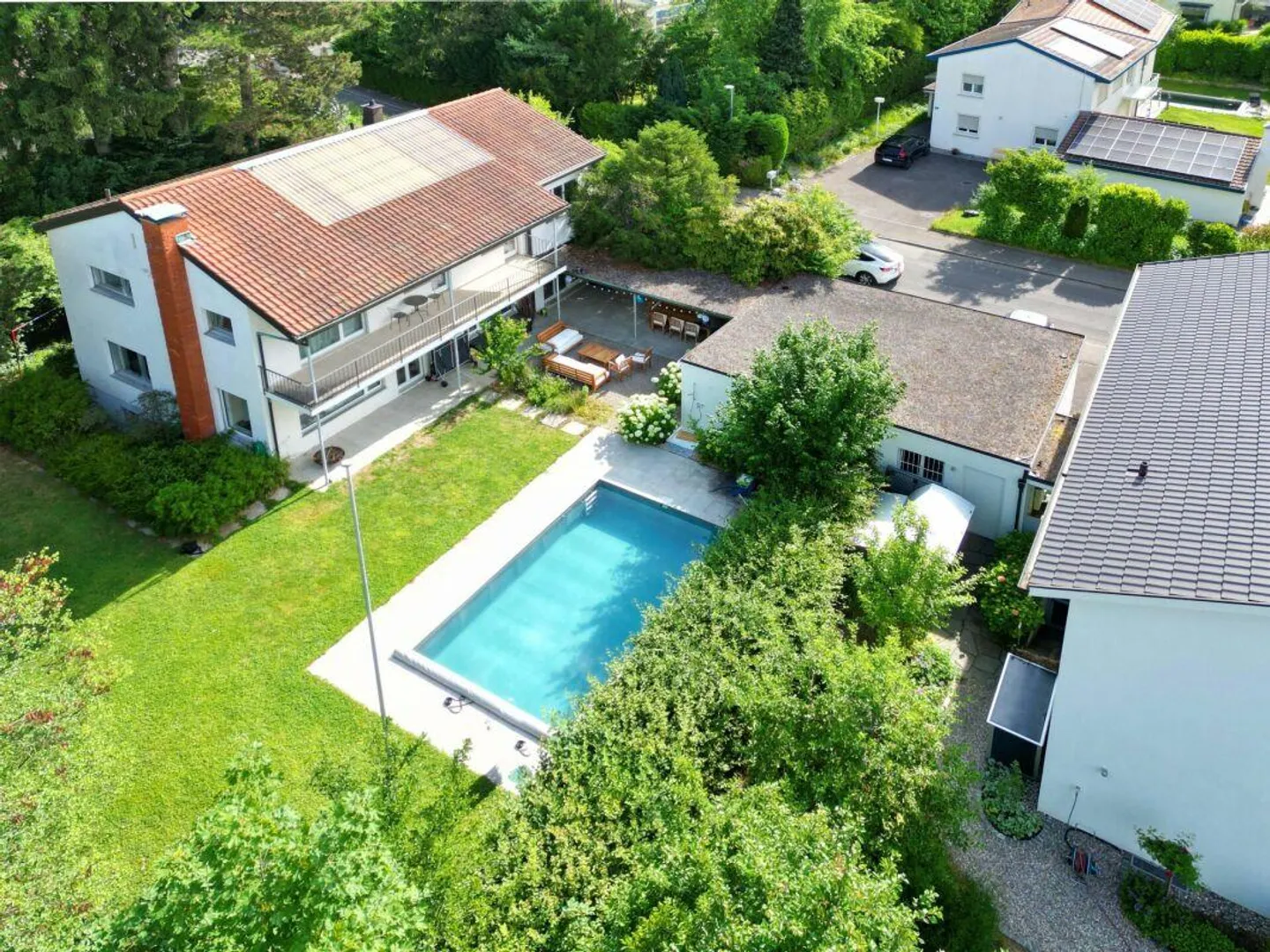 Attractive house on the beautiful Bruderholz / 7-room with pool and double garage - Photo 1 of 17