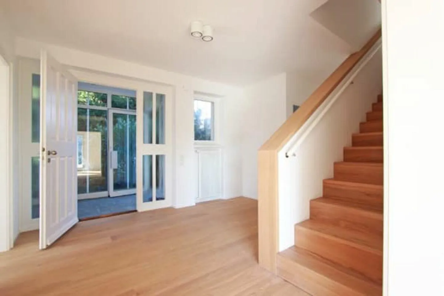 Attractive house on the beautiful Bruderholz / 7-room with pool and double garage - Photo 2 of 17