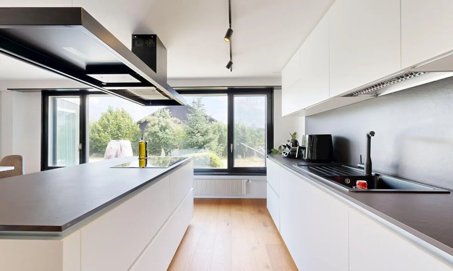 Maison individuelle modernisée avec cuisine design et véranda - Photo 4 sur 11
