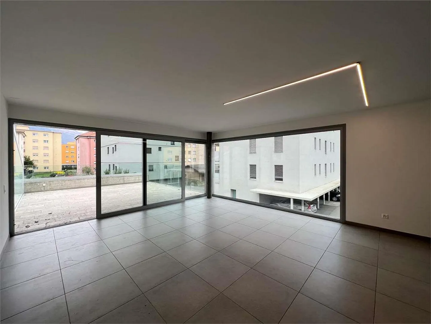 Rif. 2371 Bellinzona, modernes 3.5-Zimmer-Wohnung mit großer Terrasse - Foto 2 von 9