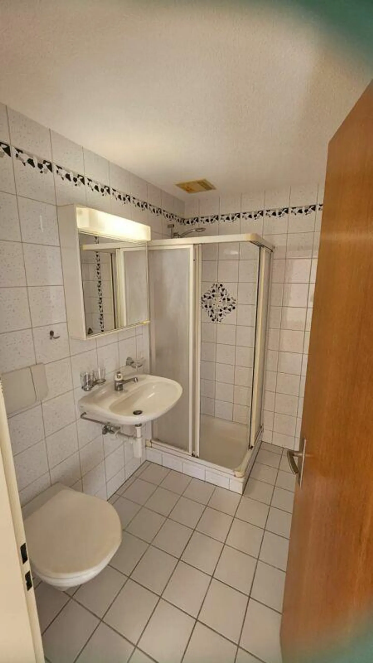 Large 4.5 Room Apartment - Photo 16 of 16