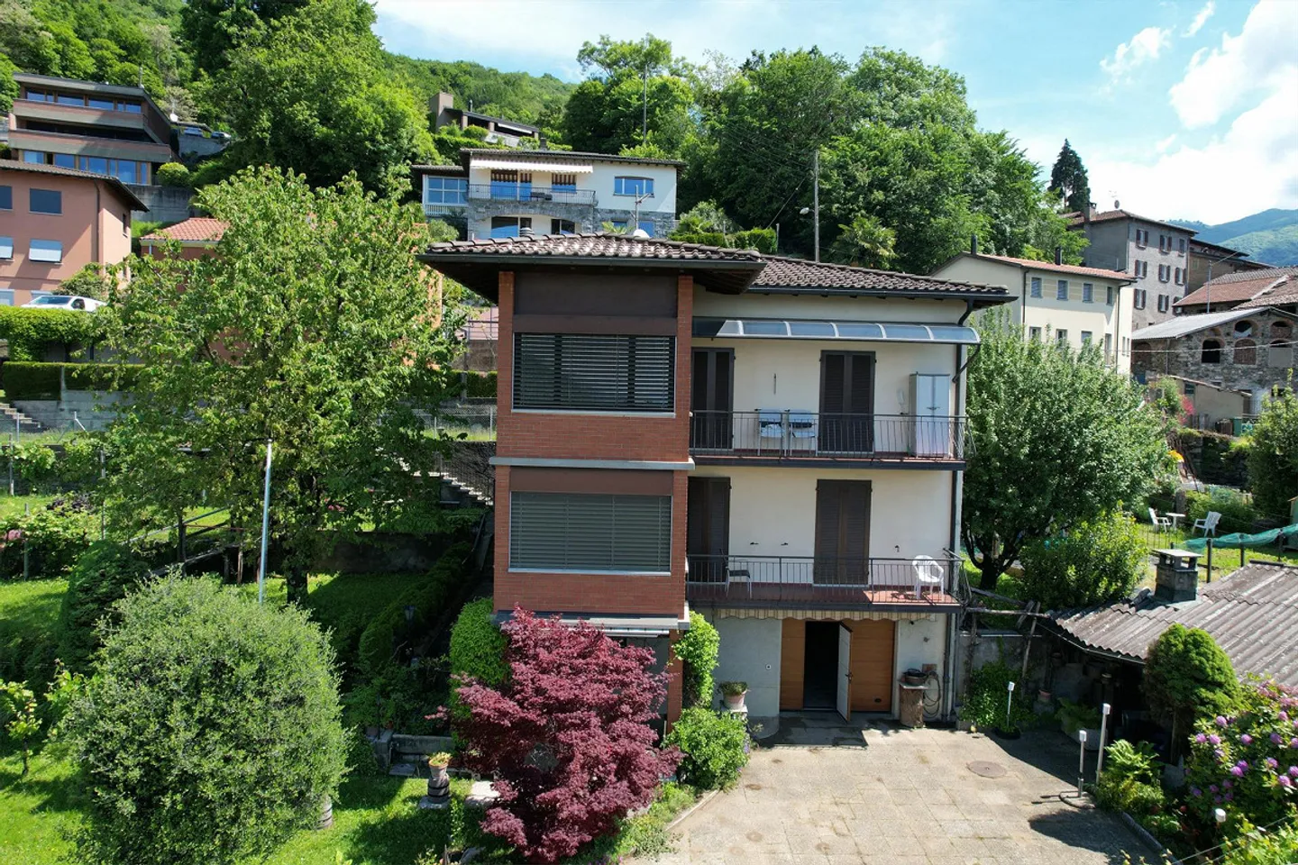 VILLA BIFAMILIARE 8.5 LOCALI + TERRENO EDIFICABILE A SONVICO - Foto 1 di 9