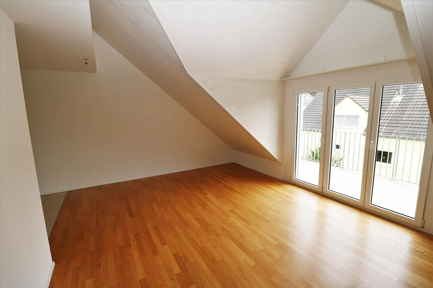 Helle 2.5-Zimmerwohnung mit Balkon in der Nähe des Rheins zu vermieten - Photo 3 sur 9