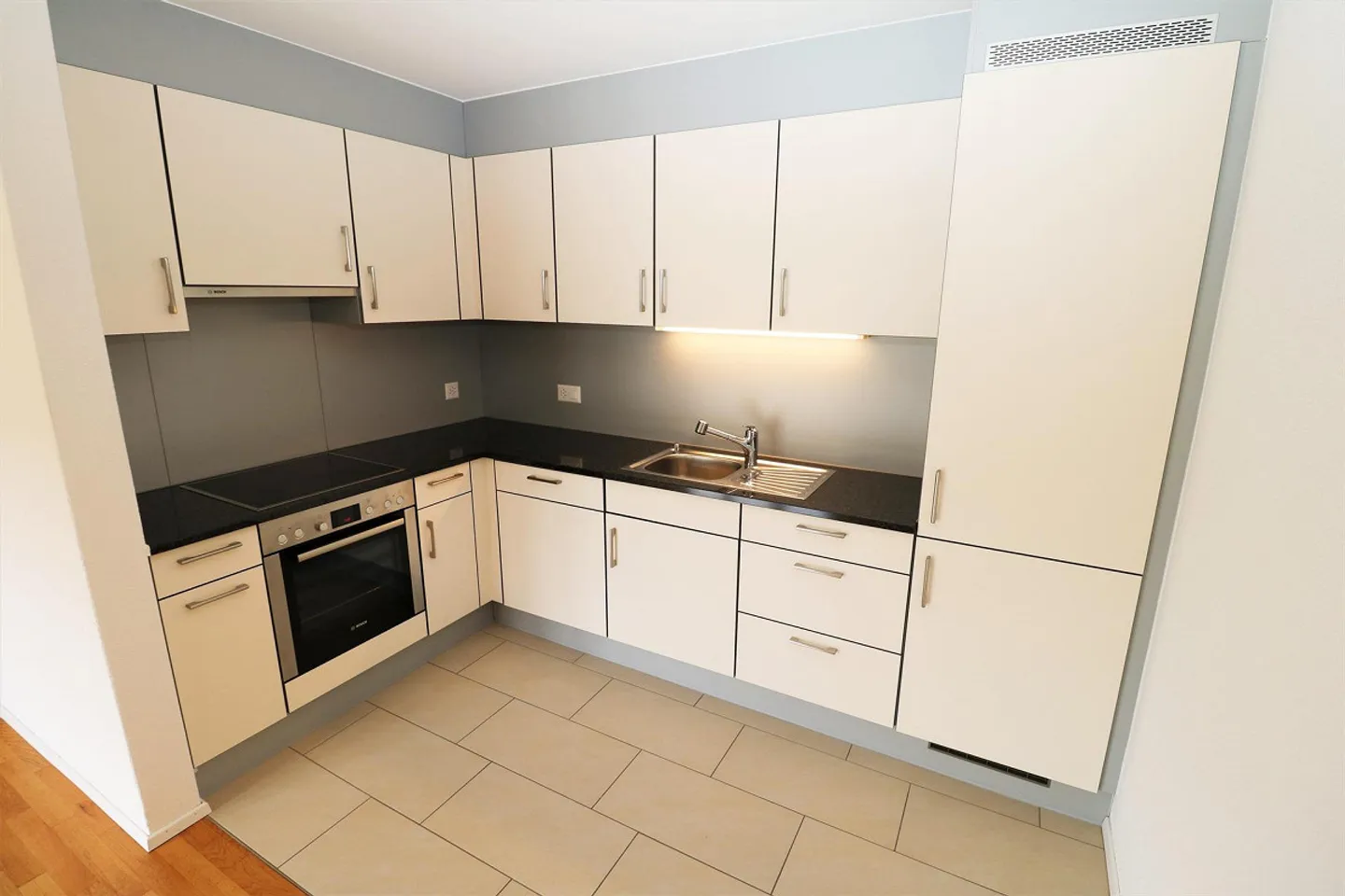 Helle 2.5-Zimmerwohnung mit Balkon in der Nähe des Rheins zu vermieten - Photo 4 sur 9