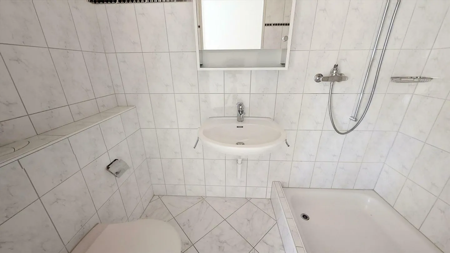 Practical and spacious: Your new home with top connections. - Photo 5 of 9