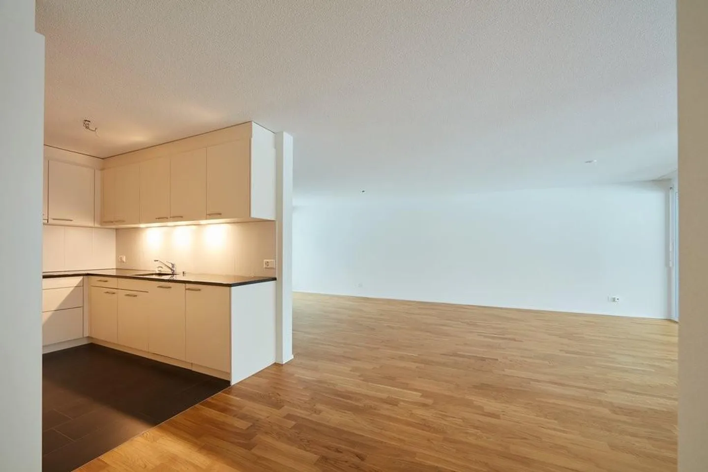 Moderne 4.5 Zimmerwohnung an zentraler und ruhiger Lage - Foto 2 von 9