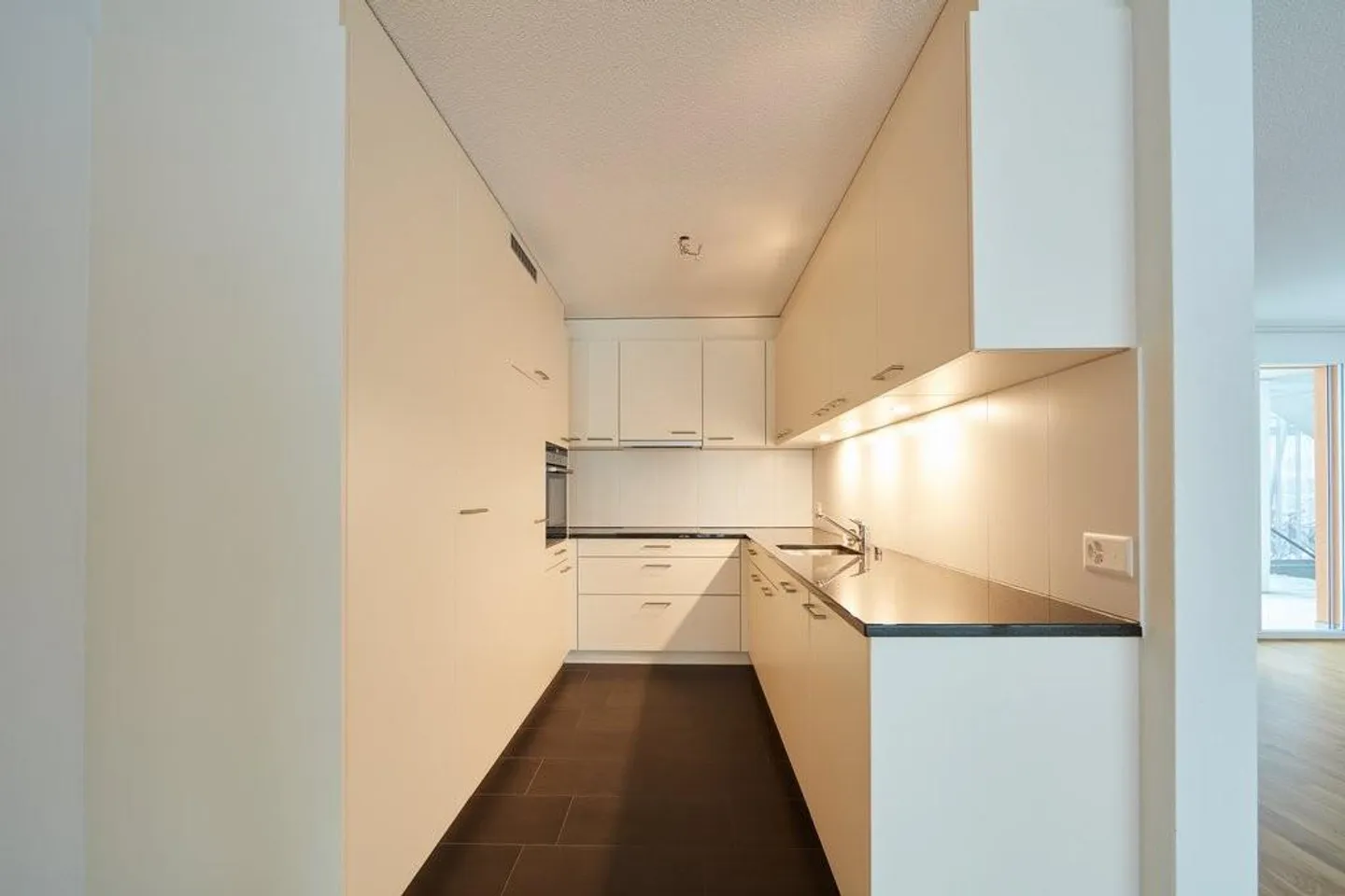 Moderne 4.5 Zimmerwohnung an zentraler und ruhiger Lage - Foto 3 von 9