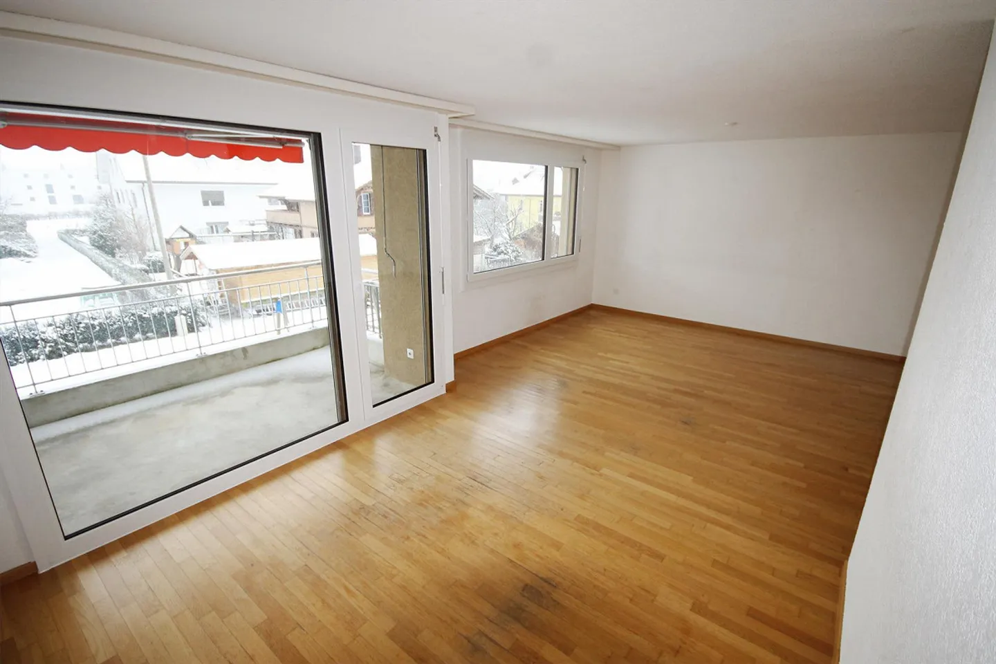 Appartamento 4.5 stanze in una casa di 6 famiglie - Foto 3 di 7