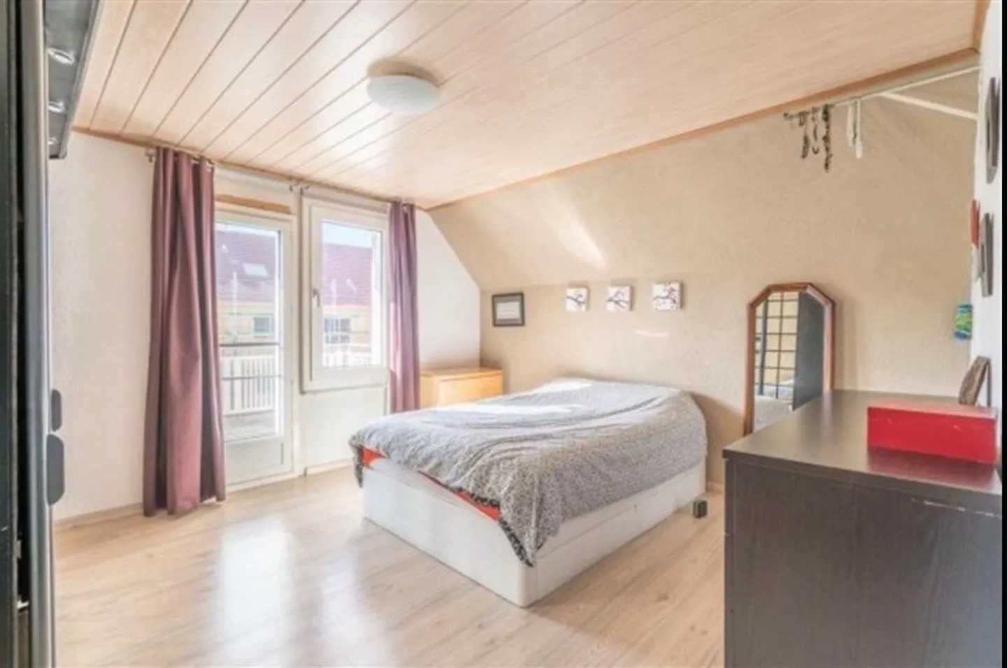 ruhiges, grosses Zimmer mit allem dabei! - Foto 1 von 5