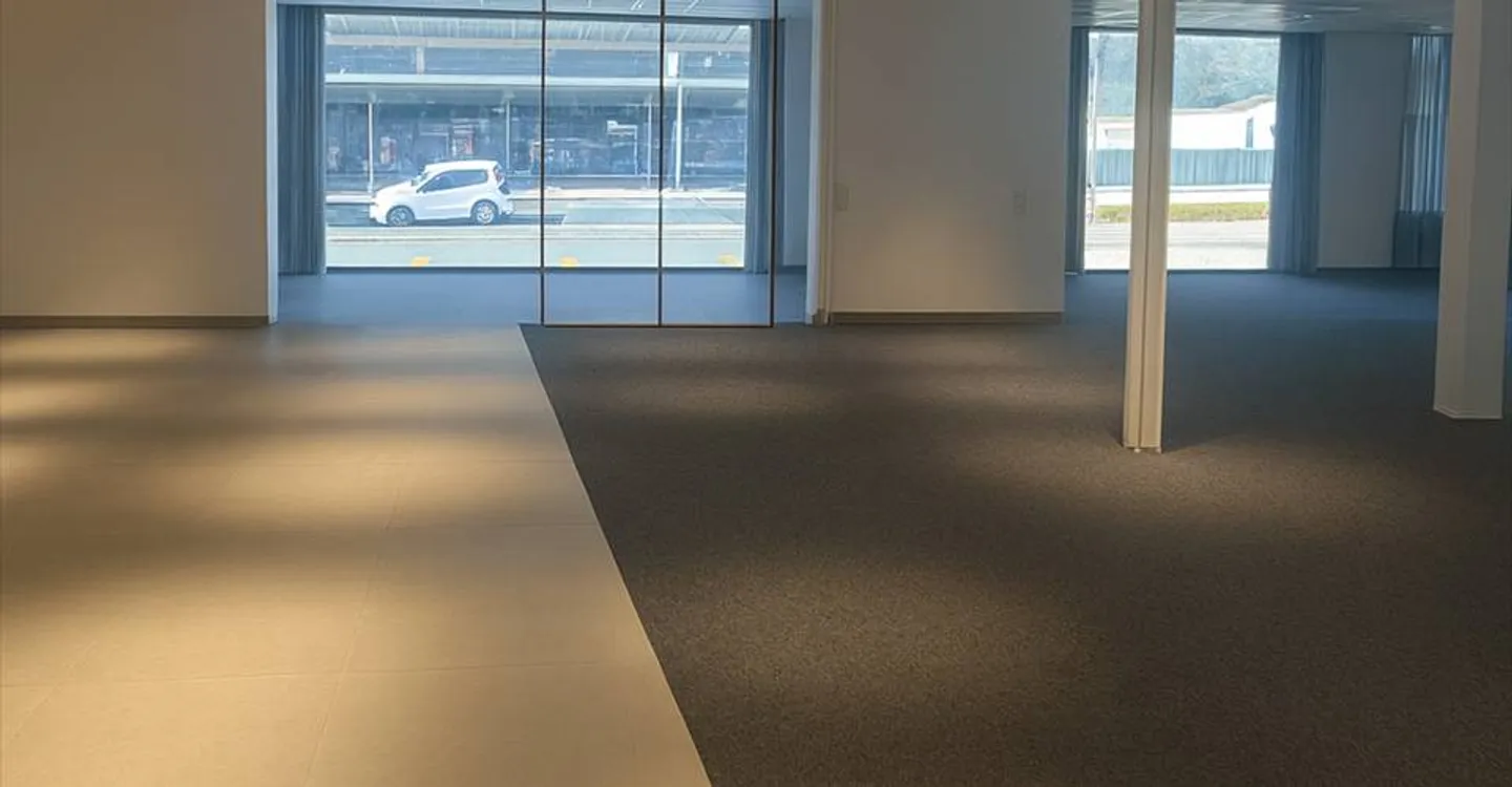 Mixed-use building for rent - Photo 6 of 7