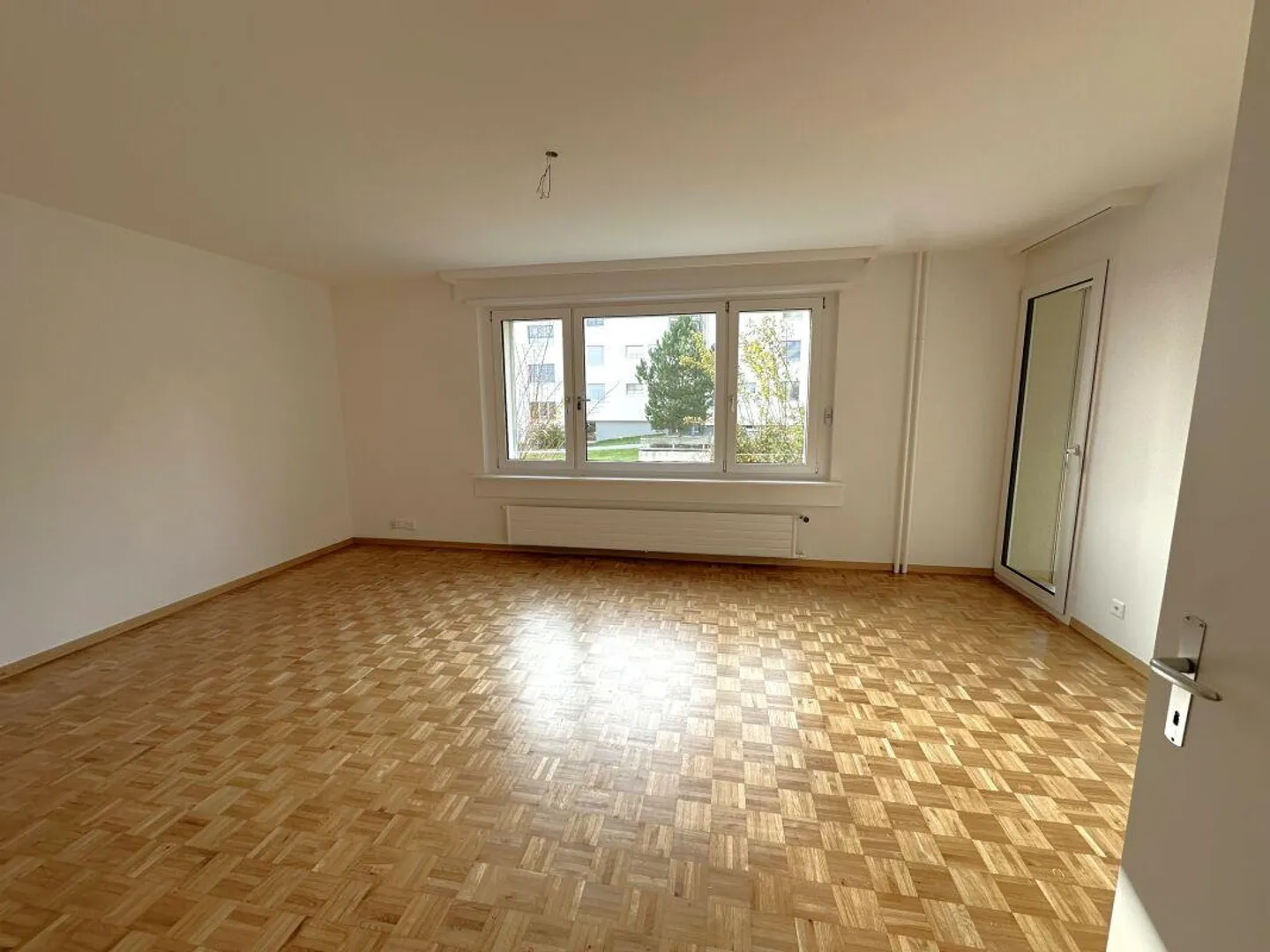 Living in a well-maintained property - Photo 2 of 7