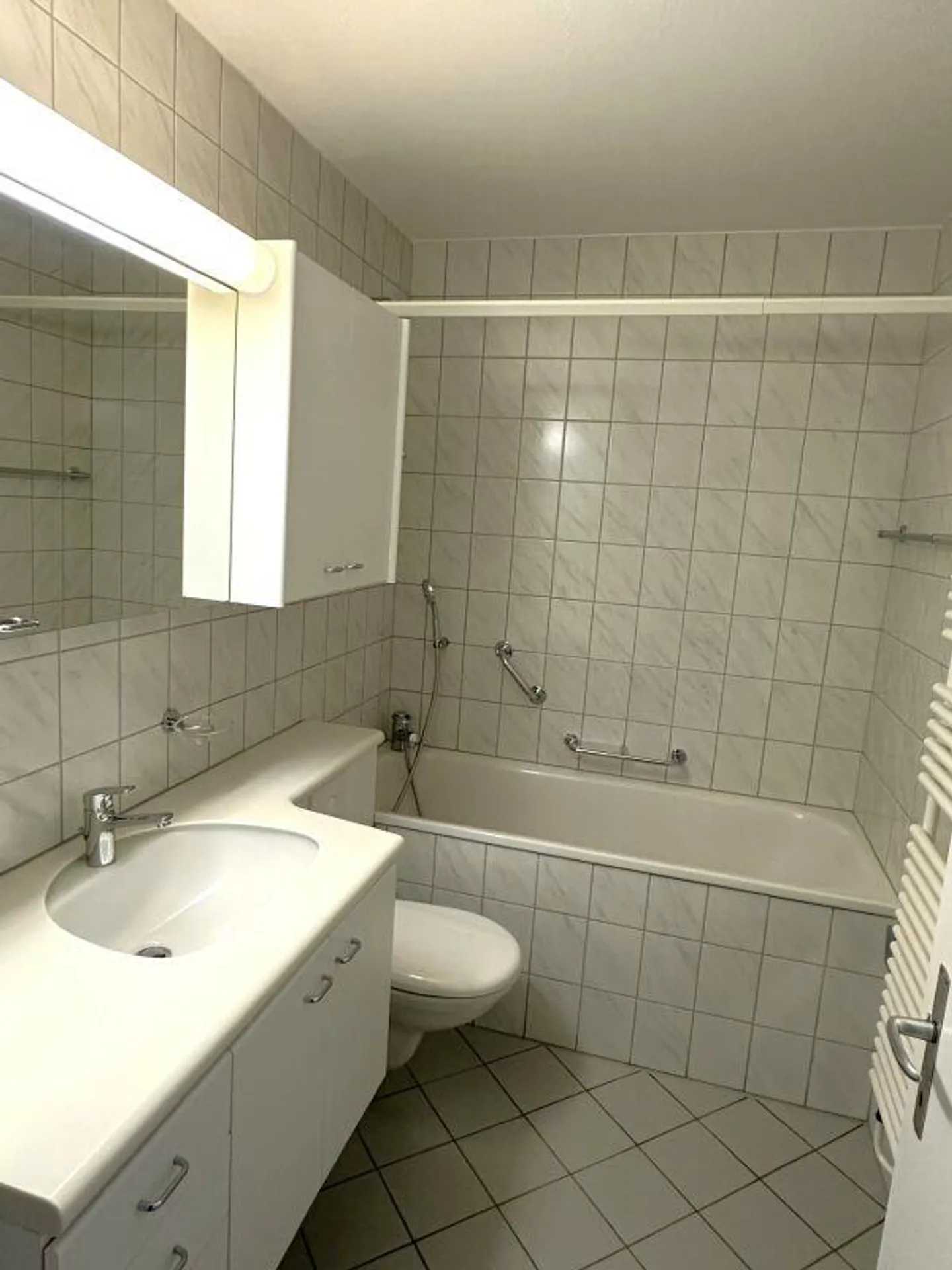 Living in a well-maintained property - Photo 5 of 7