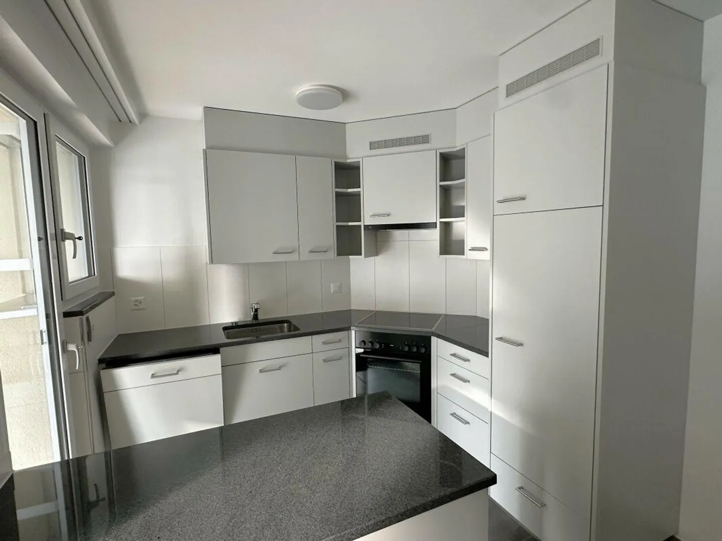 Living in a well-maintained property - Photo 4 of 7