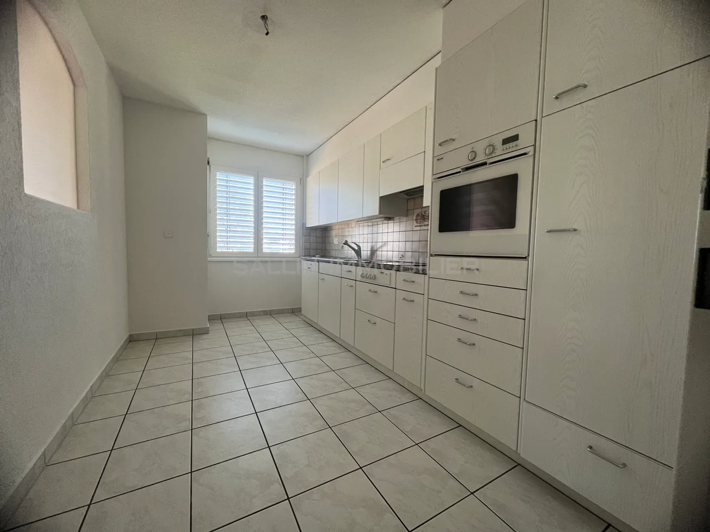 BEAUTIFUL 4-ROOM APARTMENT, IN SINGINE - Photo 2 of 9