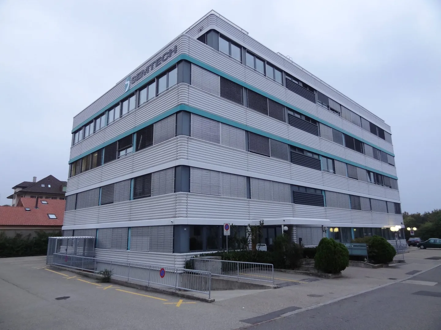 Office/Commercial Spaces of about 318m2 on the 1st Floor near... - Photo 1 of 10