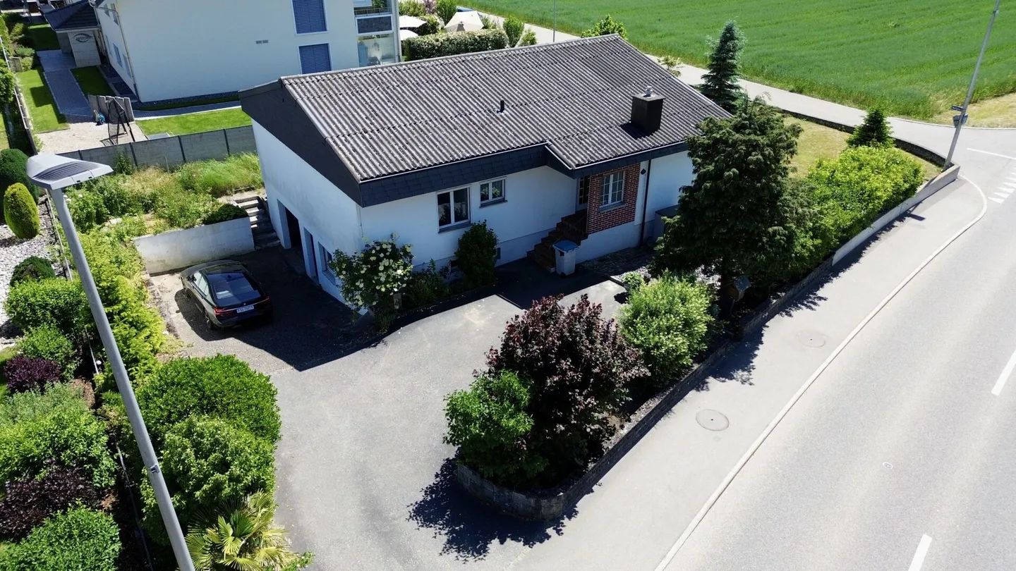 Sogno abitativo con potenziale: casa unifamiliare di 5,5 stanze a Niederbuchsiten - Foto 1 di 17