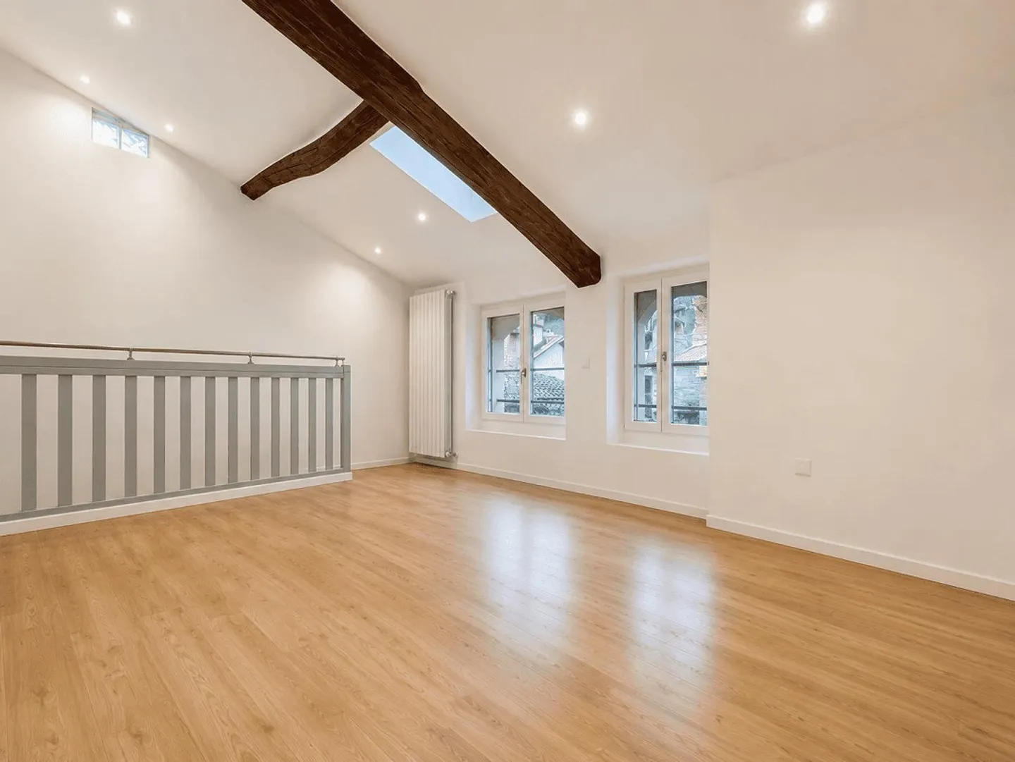 PRÄCHTIGES 3.5-ZIMMER-HAUS VOLLSTÄNDIG RENOVIERT - Foto 7 von 13