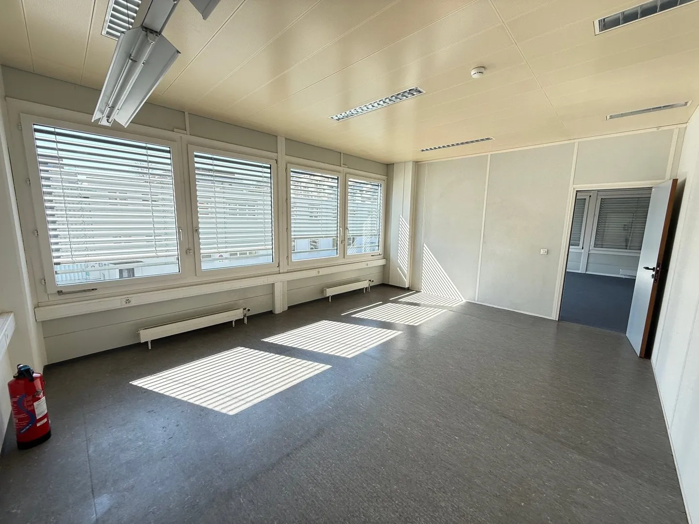 Office/Commercial Spaces of about 318m2 on the 1st Floor near... - Photo 4 of 10