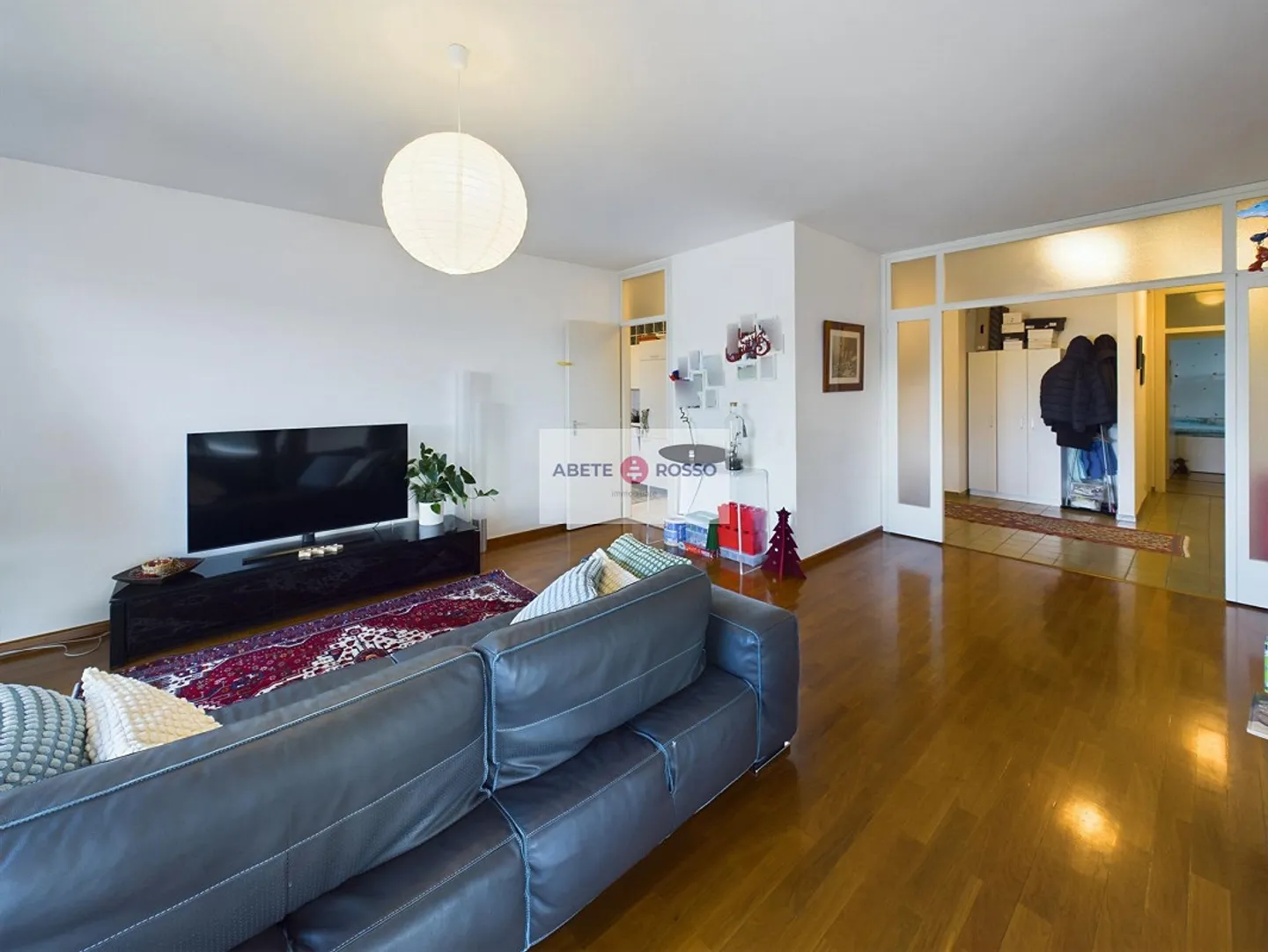 Charming Apartment with Lake View - Photo 4 of 18