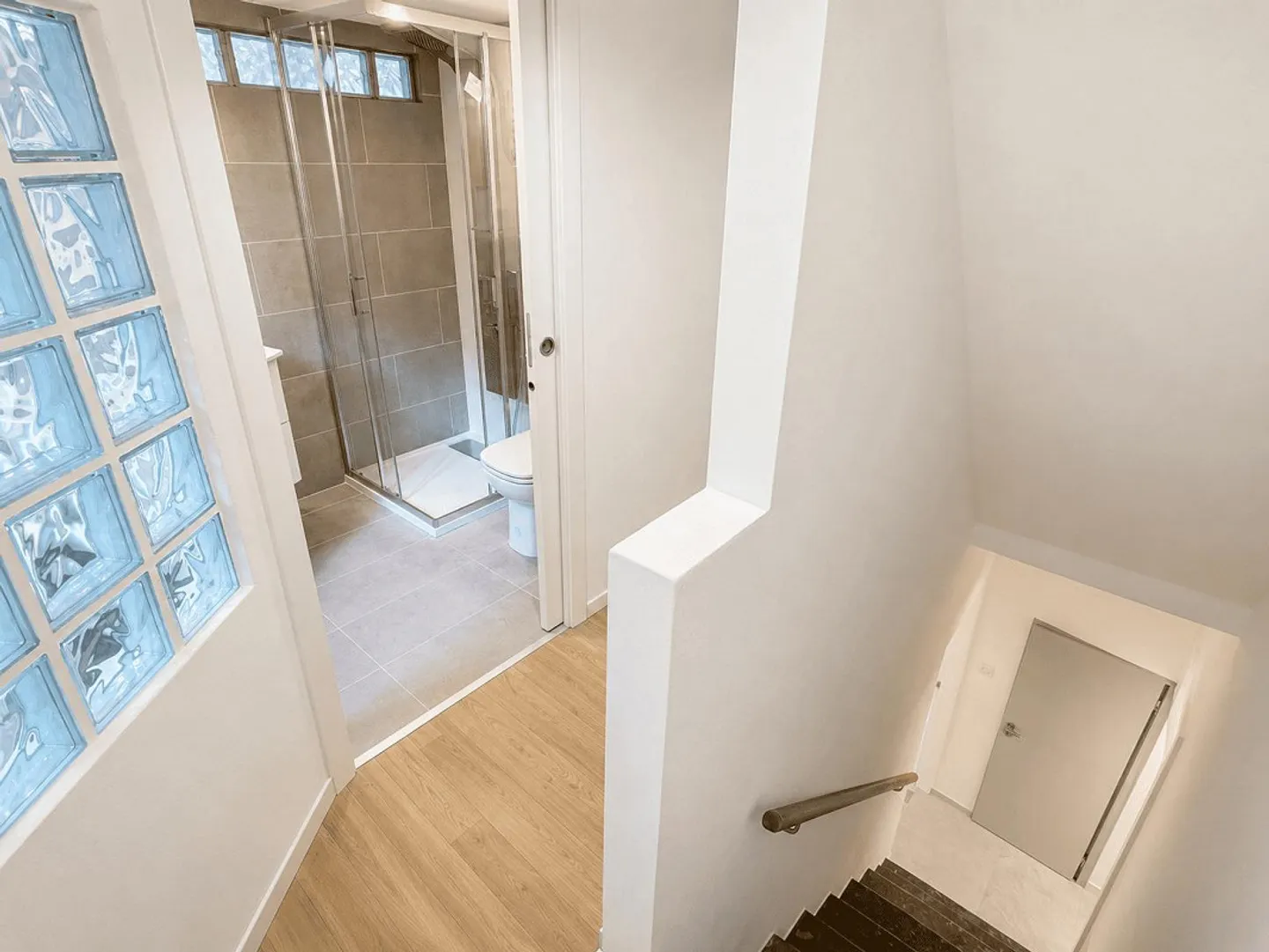 PRÄCHTIGES 3.5-ZIMMER-HAUS VOLLSTÄNDIG RENOVIERT - Foto 10 von 13