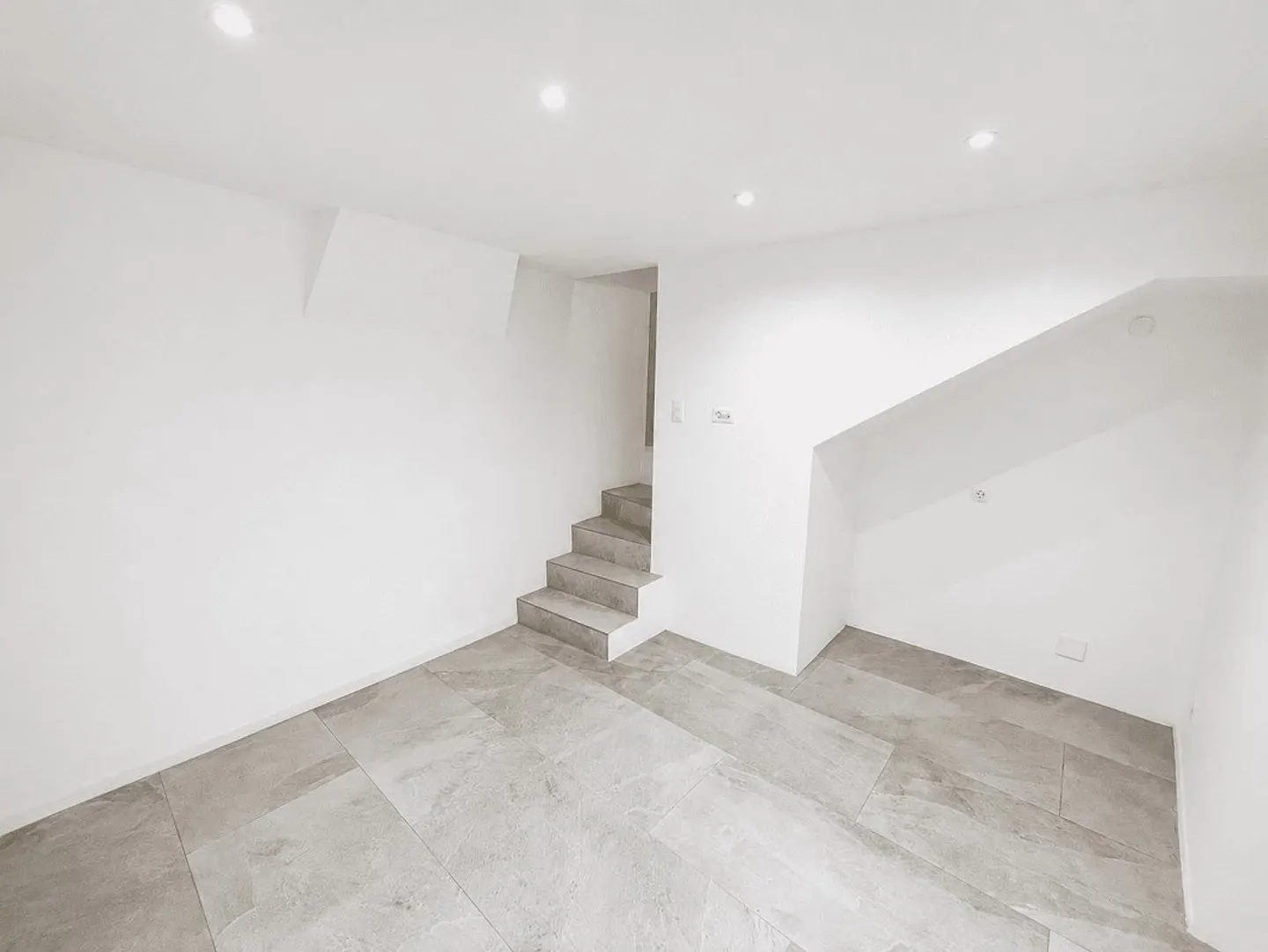 PRÄCHTIGES 3.5-ZIMMER-HAUS VOLLSTÄNDIG RENOVIERT - Foto 12 von 13