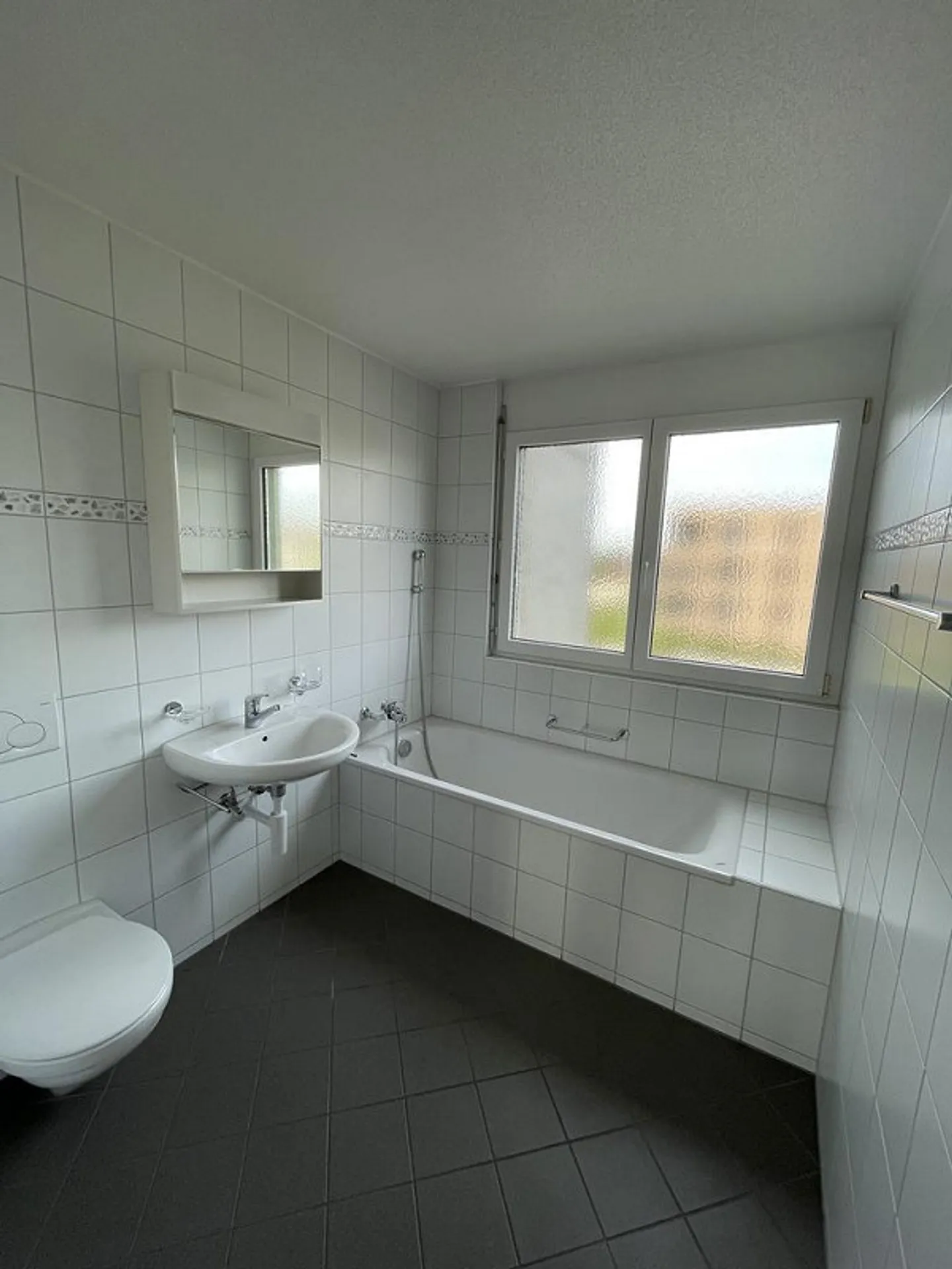 Spacious 4.5-room apartment in the heart of Seeland - Photo 7 of 9