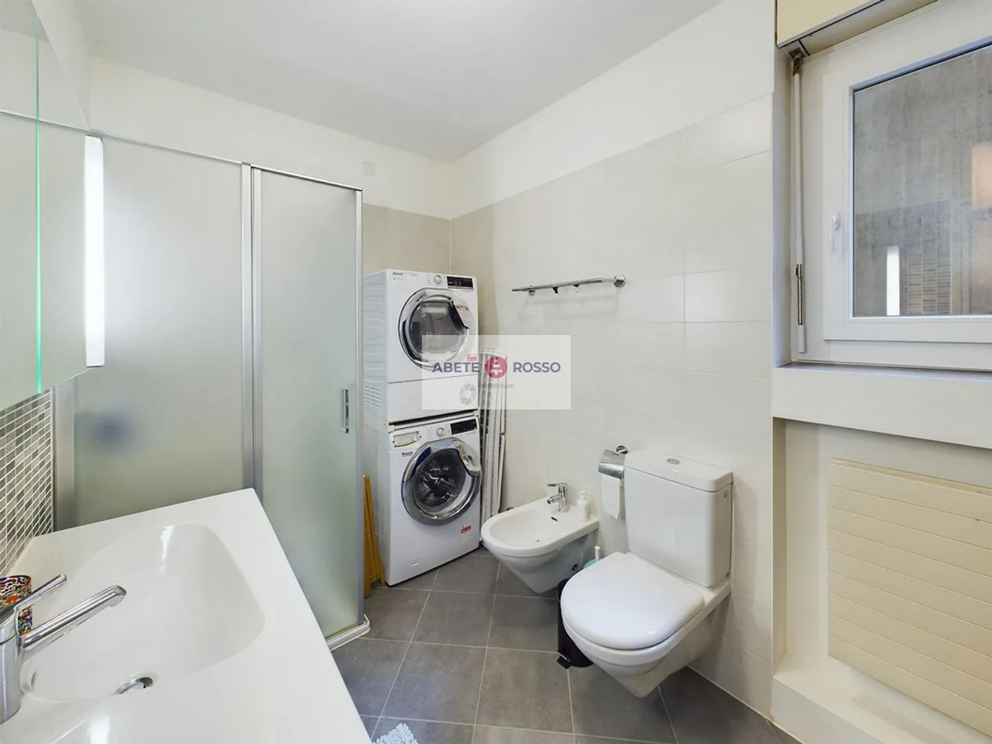 Charming Apartment with Lake View - Photo 15 of 18