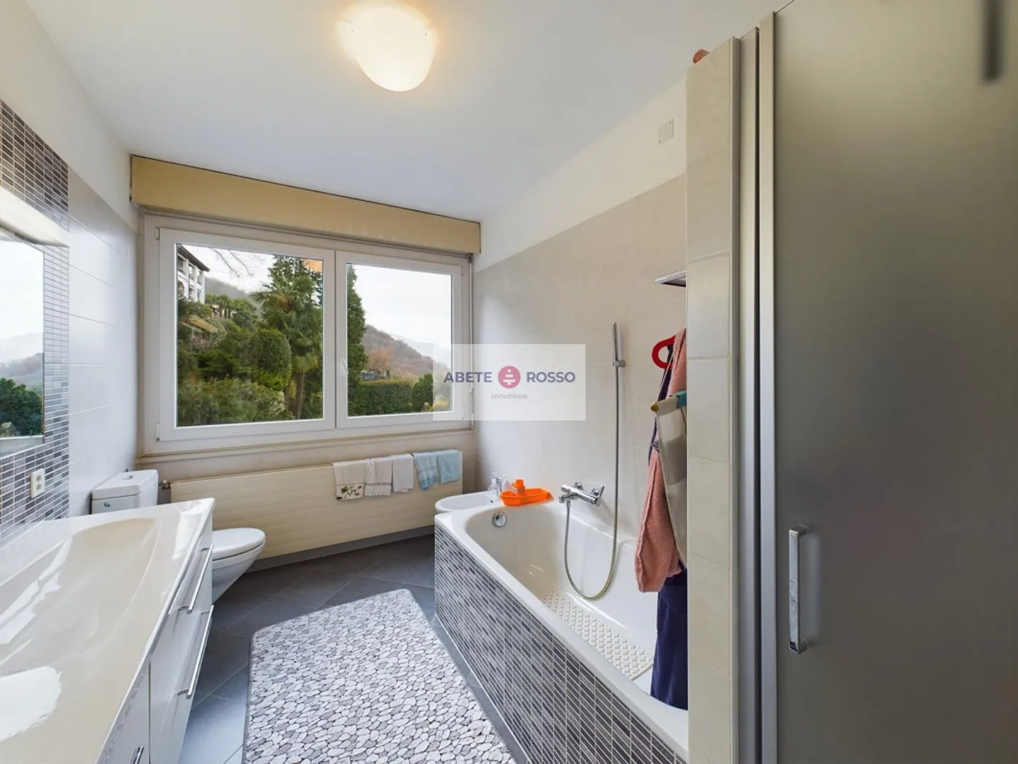 Charming Apartment with Lake View - Photo 13 of 18