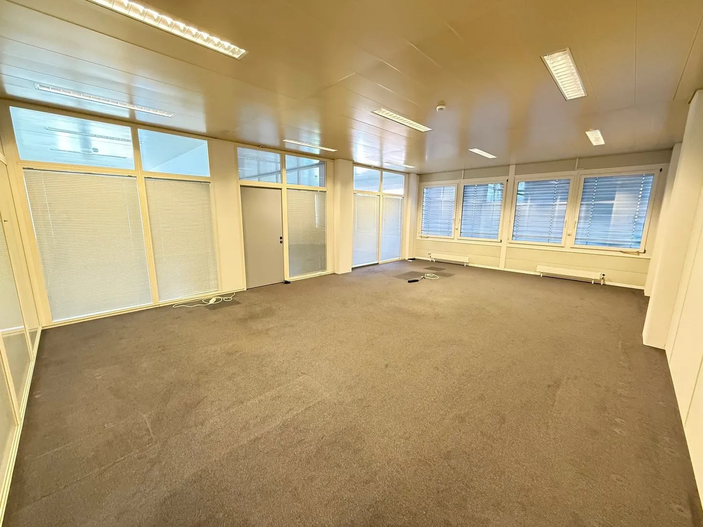 Office/Commercial Spaces of about 318m2 on the 1st Floor near... - Photo 8 of 10