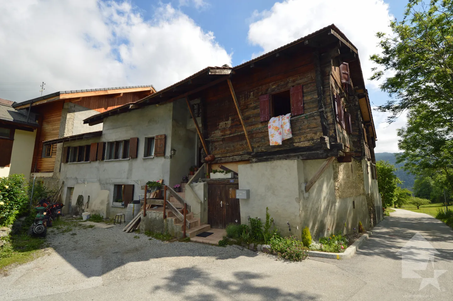 Maison de style villageois à rénover - Photo 1 sur 13