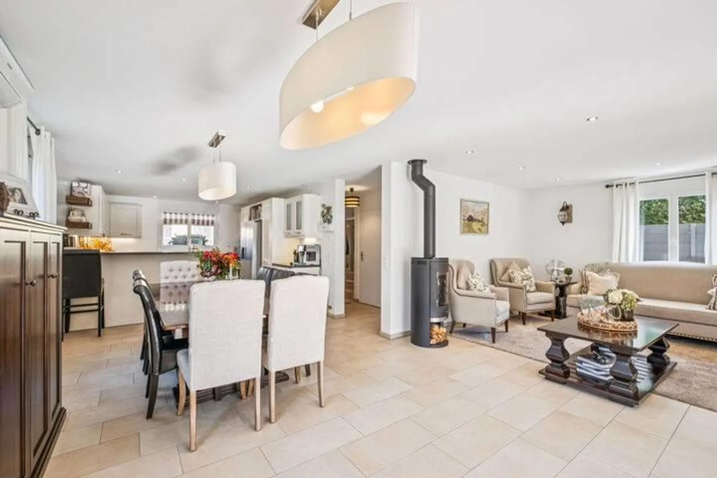 MODERN LIVING WITH TIMELESS ELEGANCE - Photo 3 of 9
