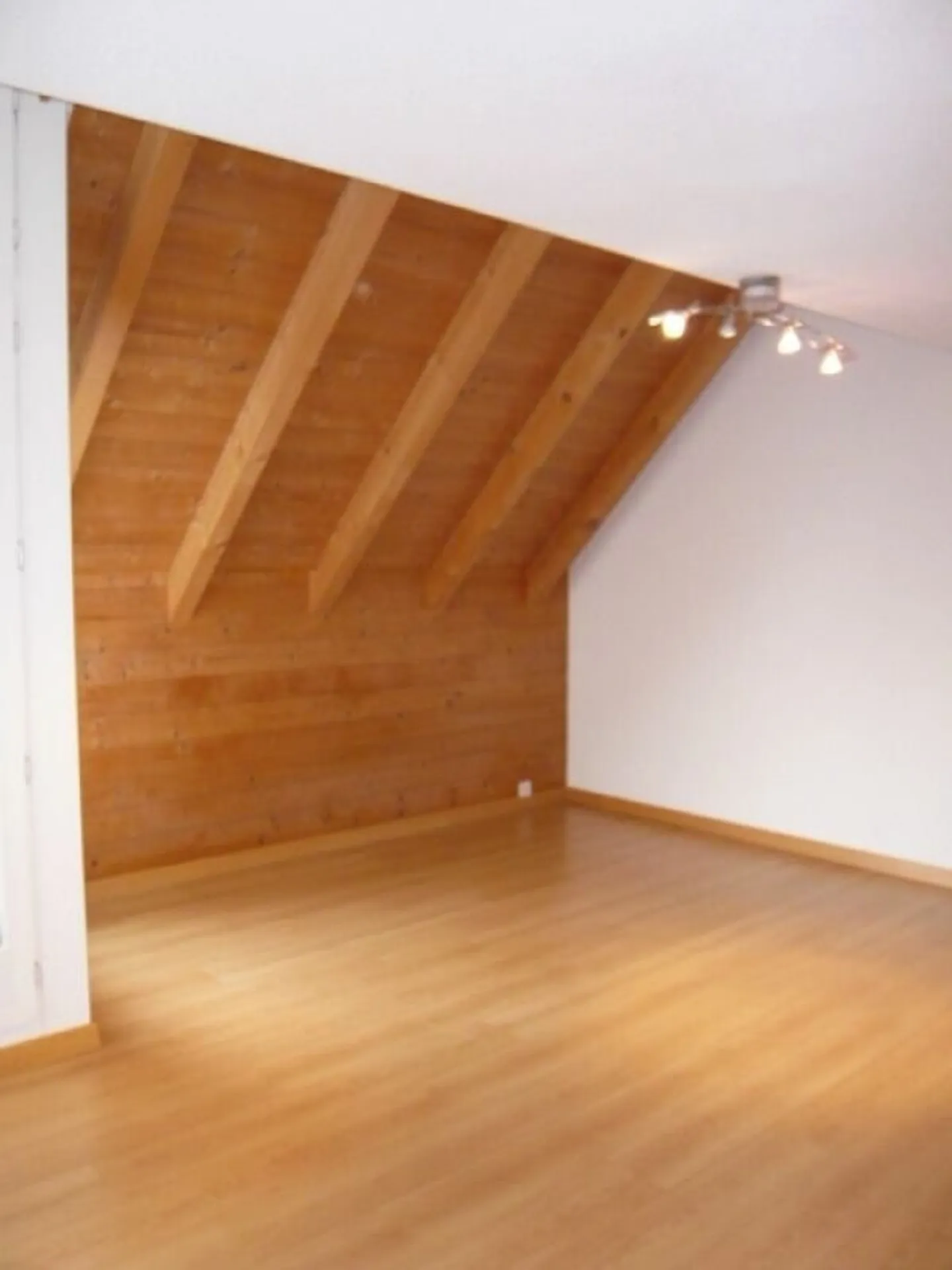 Light-flooded 4.5 room attic apartment - Photo 7 of 11